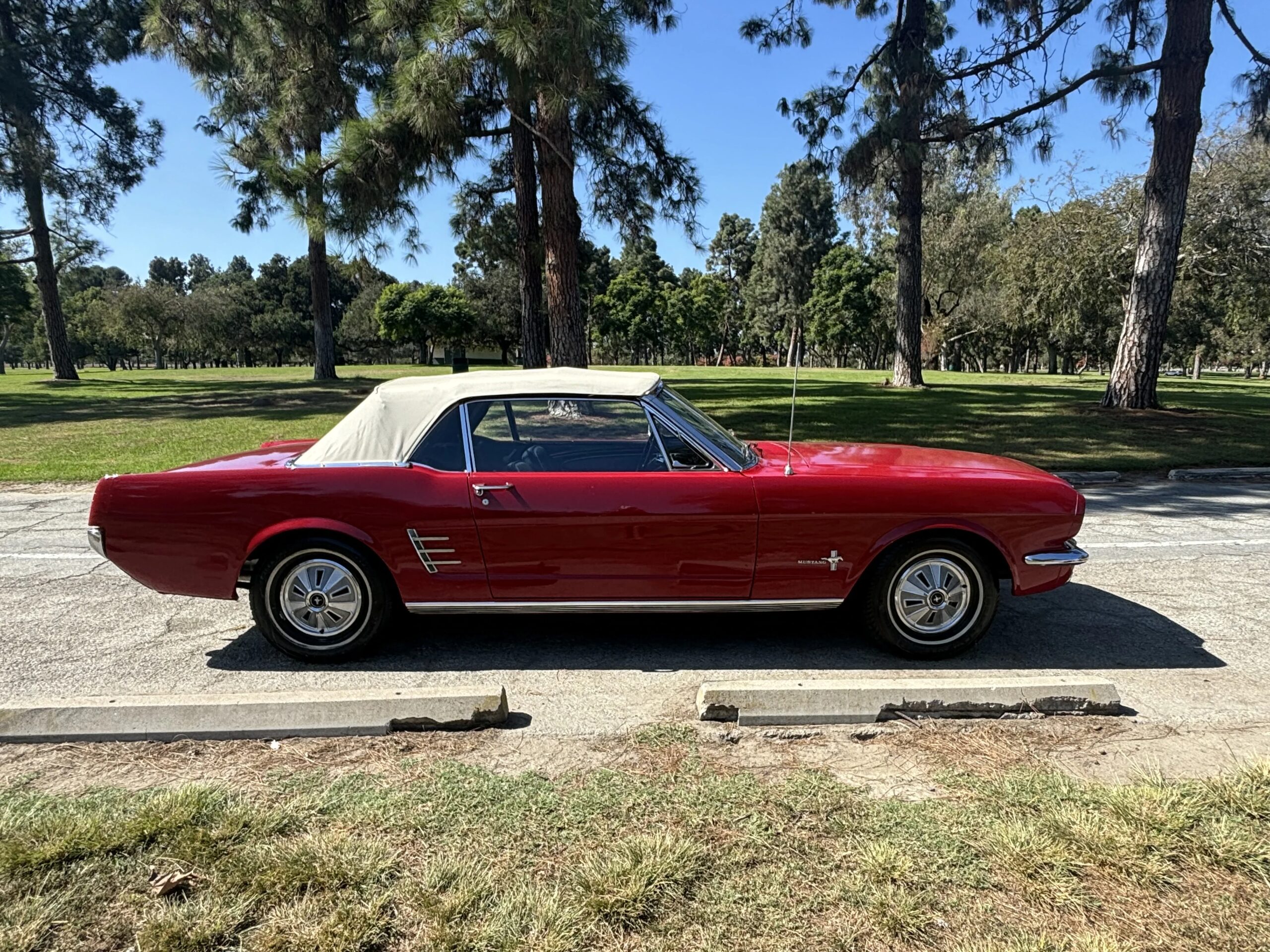 Ford-Mustang-convertible-1966-Red-Black-5