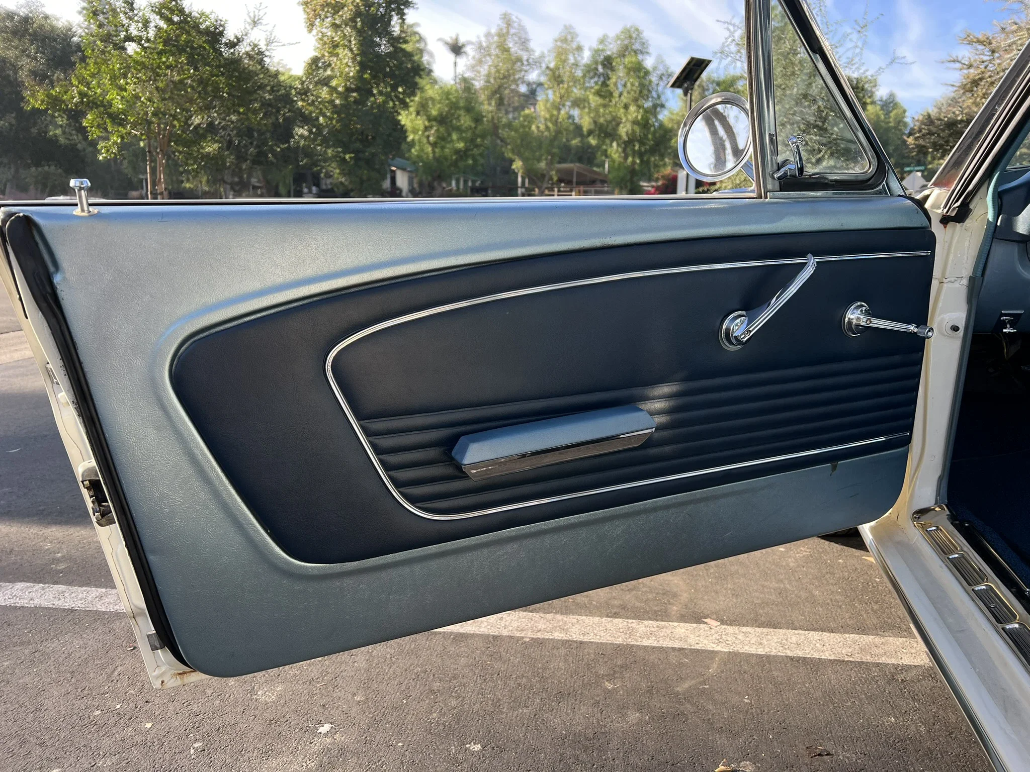 Ford-Mustang-convertible-1966-White-Turquoise-1