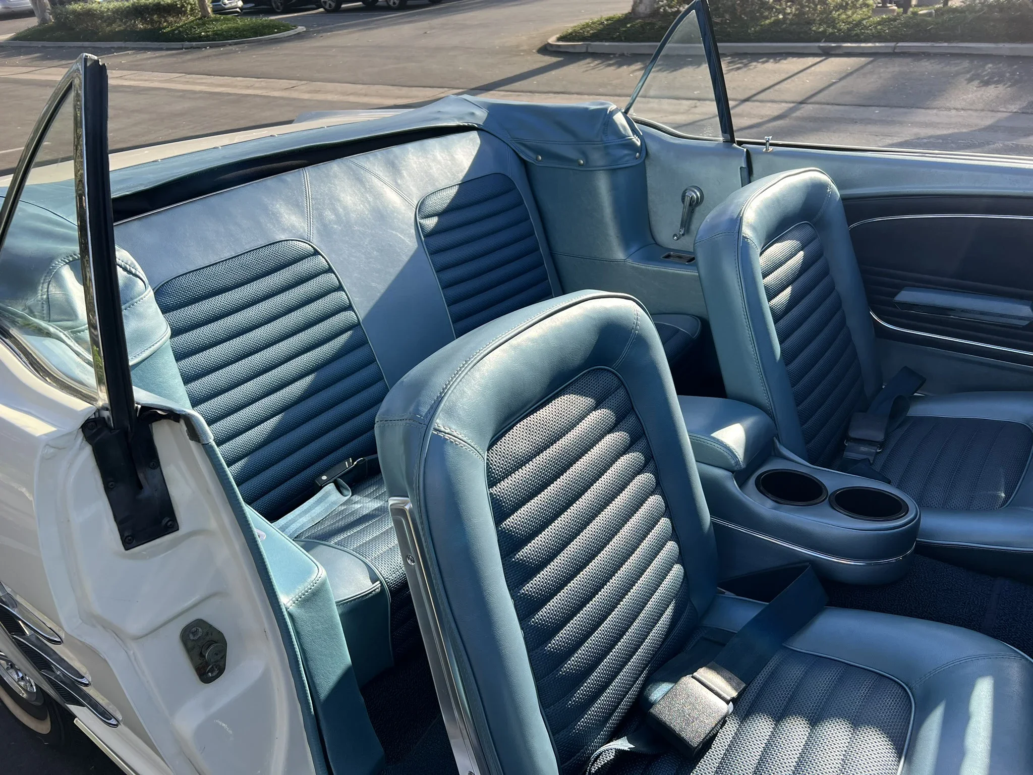 Ford-Mustang-convertible-1966-White-Turquoise-14