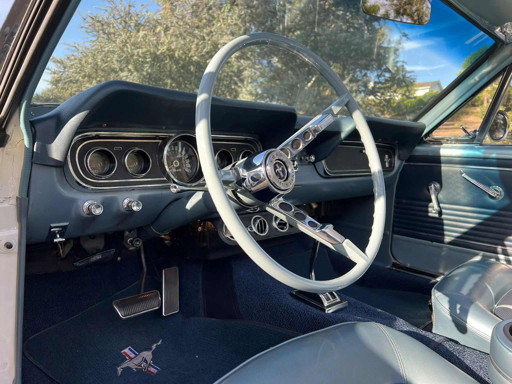 Ford-Mustang-convertible-1966-White-Turquoise-16