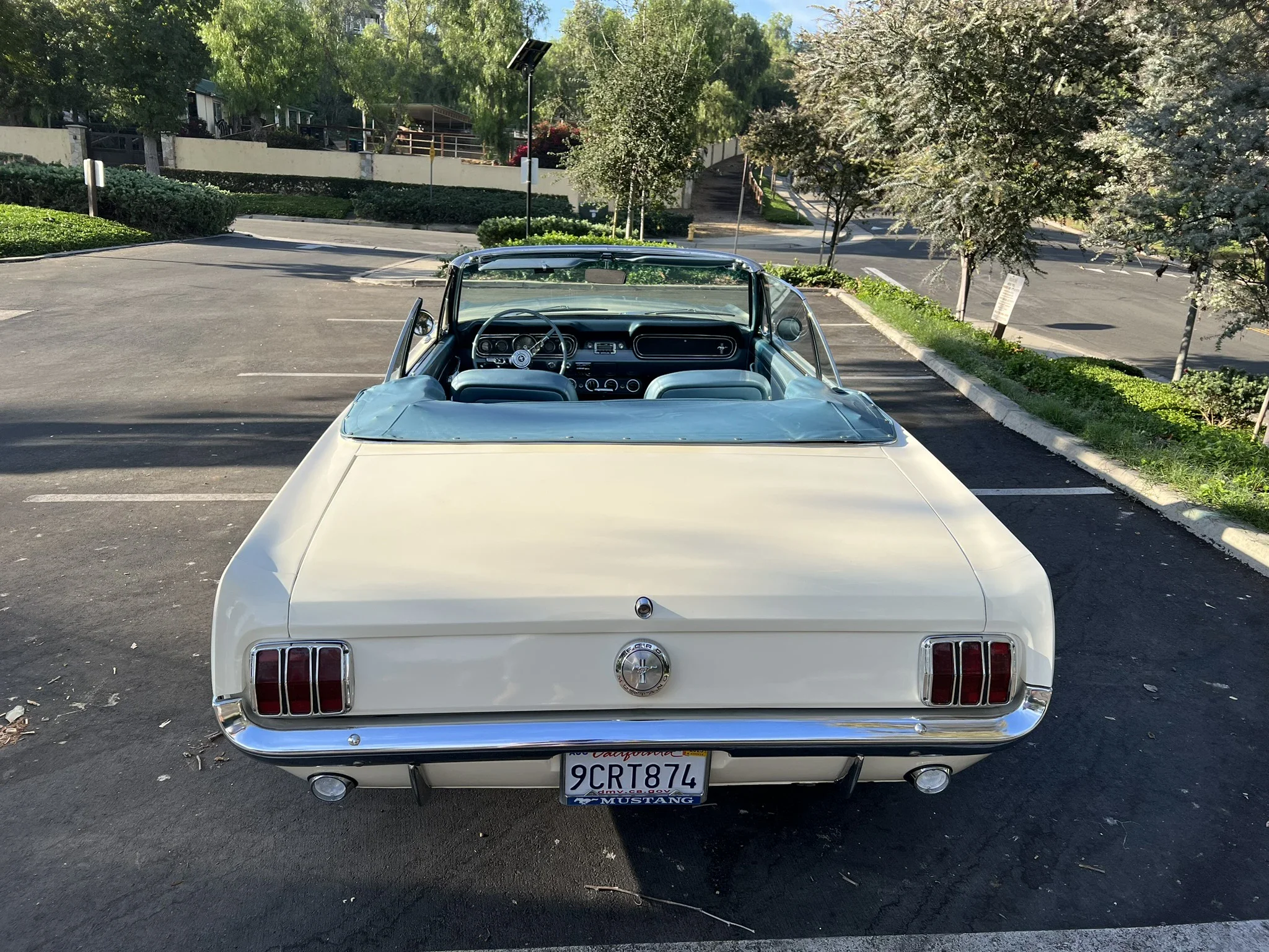 Ford-Mustang-convertible-1966-White-Turquoise-4