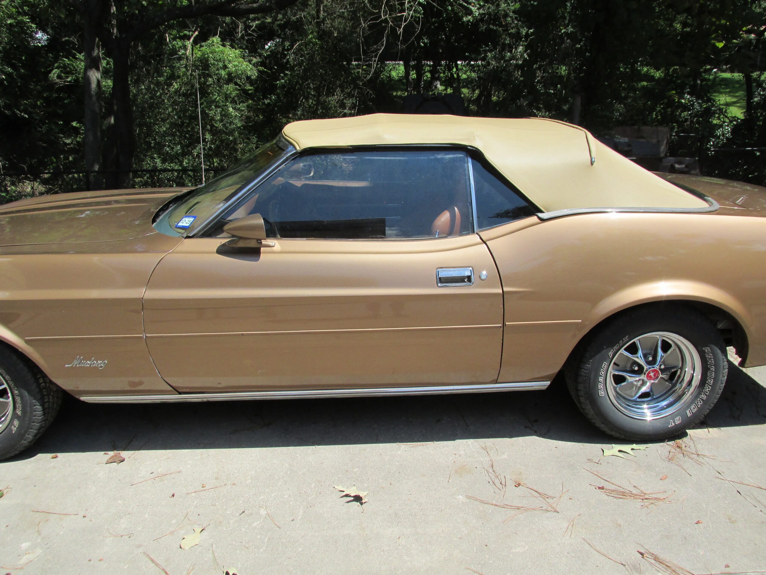 Ford-Mustang-convertible-1972-Gold-Tan