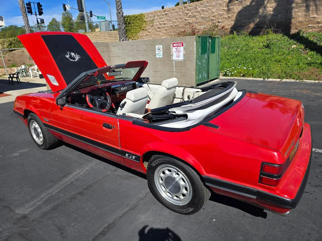 Ford-Mustang-convertible-1985-Red-White-16