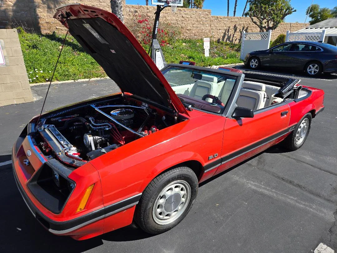 Ford-Mustang-convertible-1985-Red-White-17