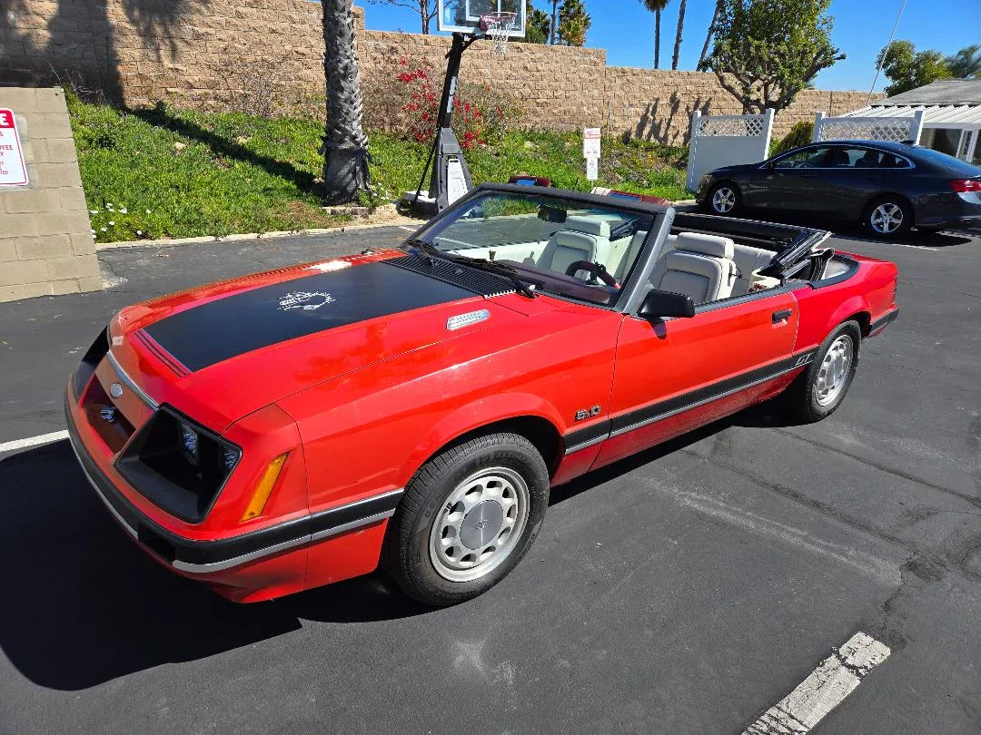 Ford-Mustang-convertible-1985-Red-White-18