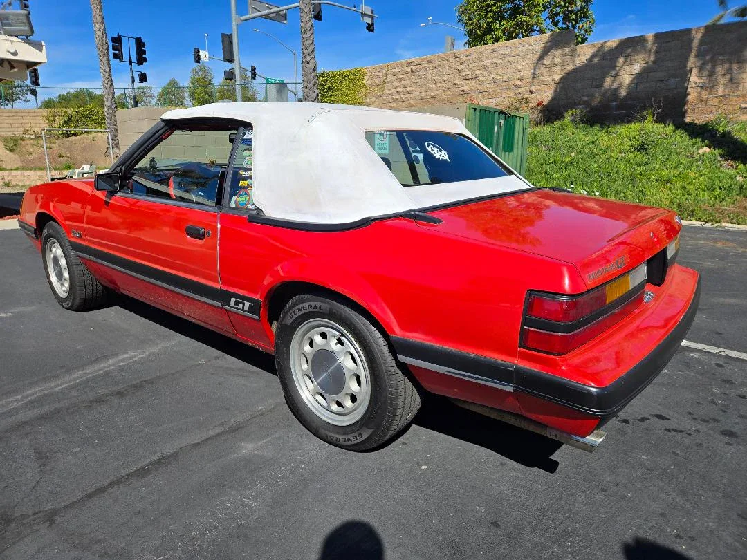 Ford-Mustang-convertible-1985-Red-White