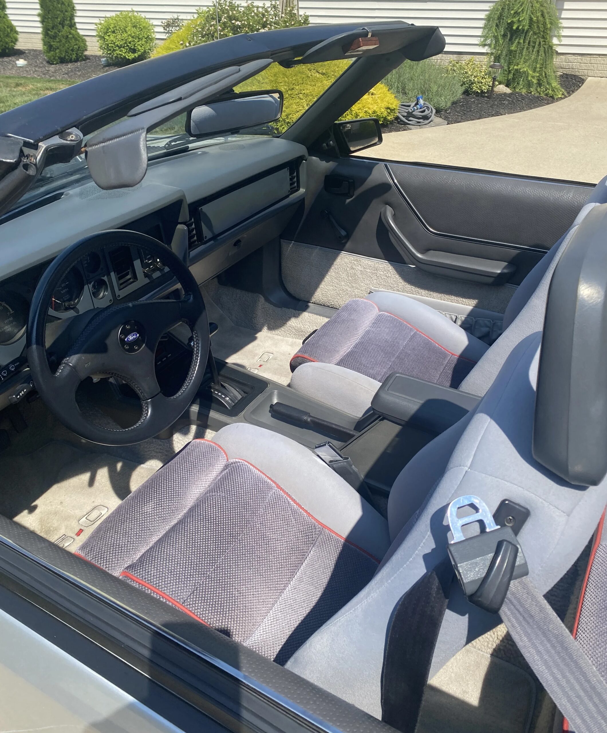 Ford-Mustang-convertible-1985-Silver-Gray