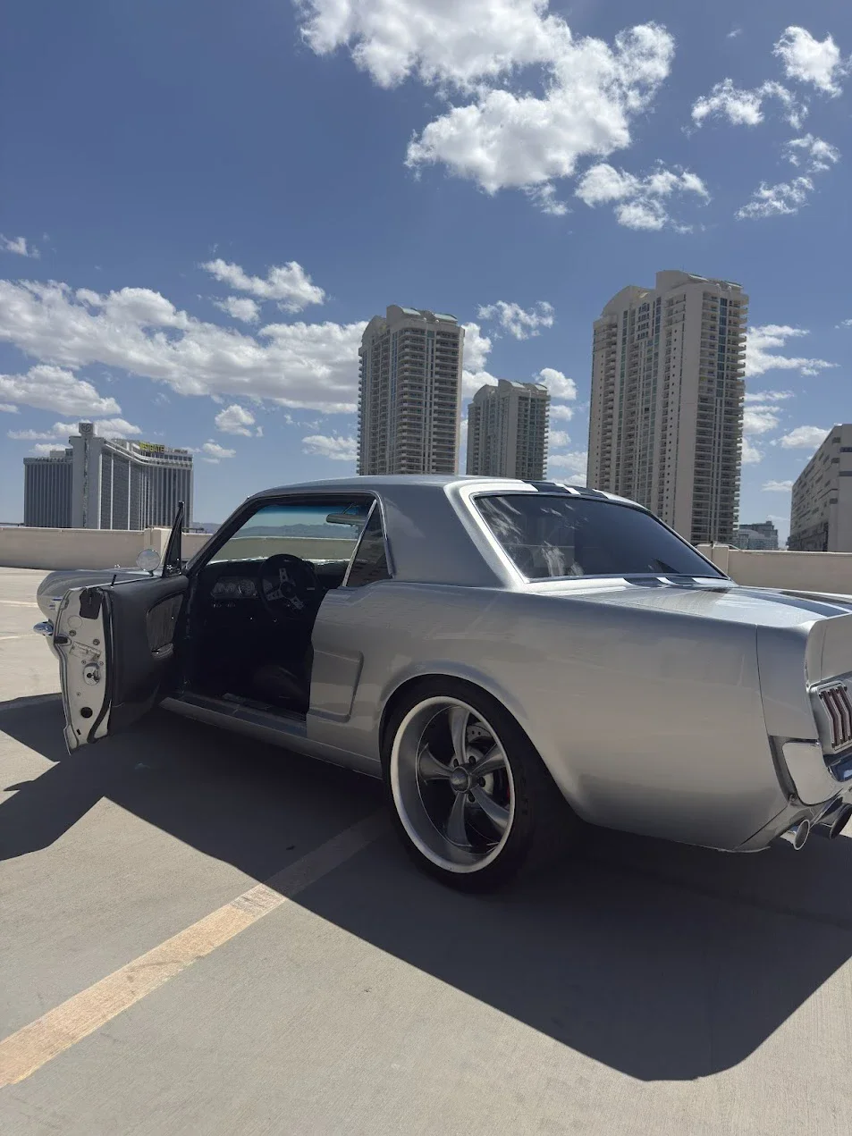 Ford-Mustang-coupe-1965-Silver-Black-11