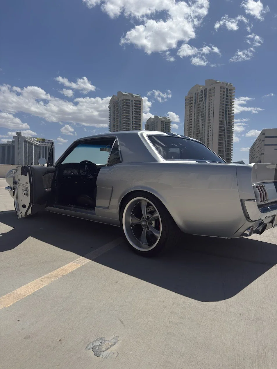 Ford-Mustang-coupe-1965-Silver-Black-12