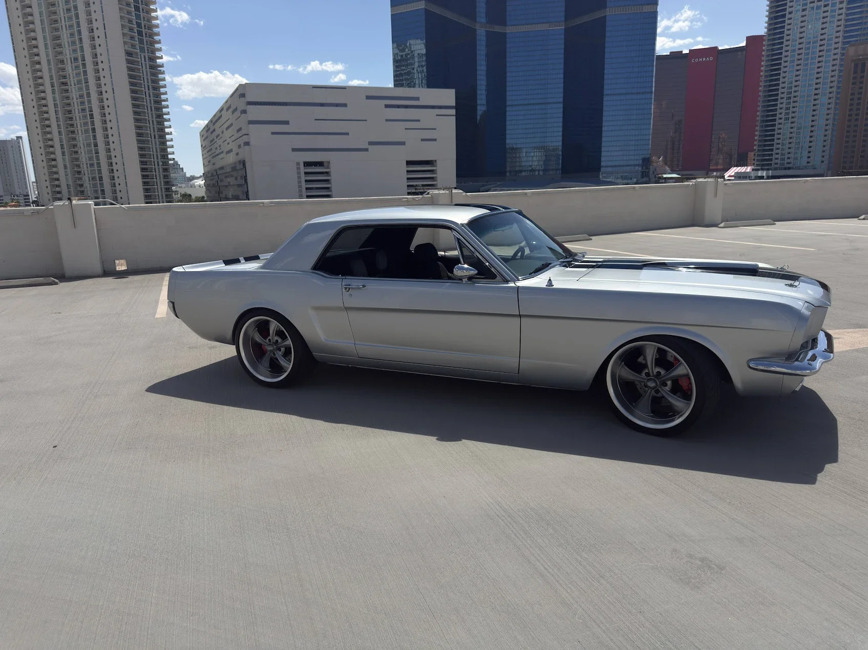 Ford-Mustang-coupe-1965-Silver-Black-17