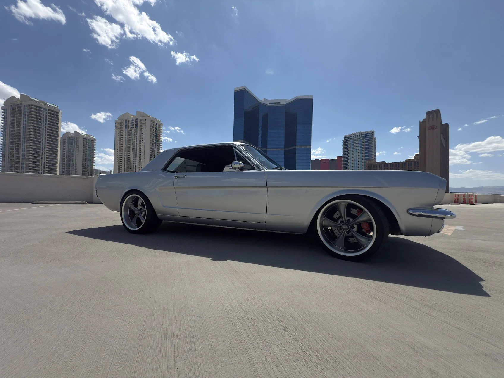 Ford-Mustang-coupe-1965-Silver-Black-3