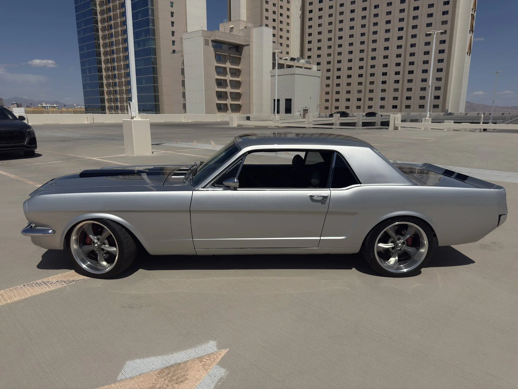 Ford-Mustang-coupe-1965-Silver-Black-9
