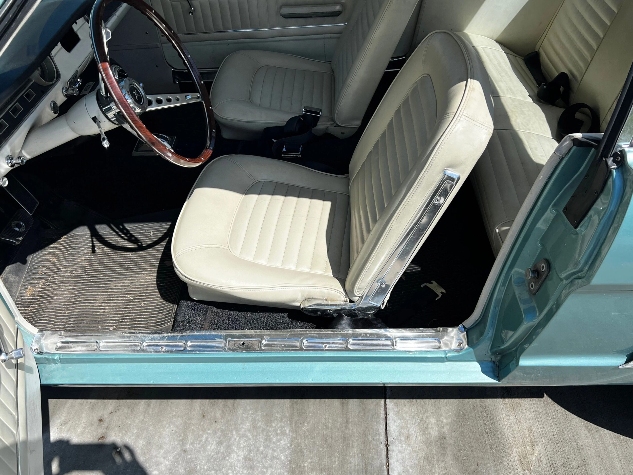 Ford-Mustang-coupe-1965-Turquoise-White-14
