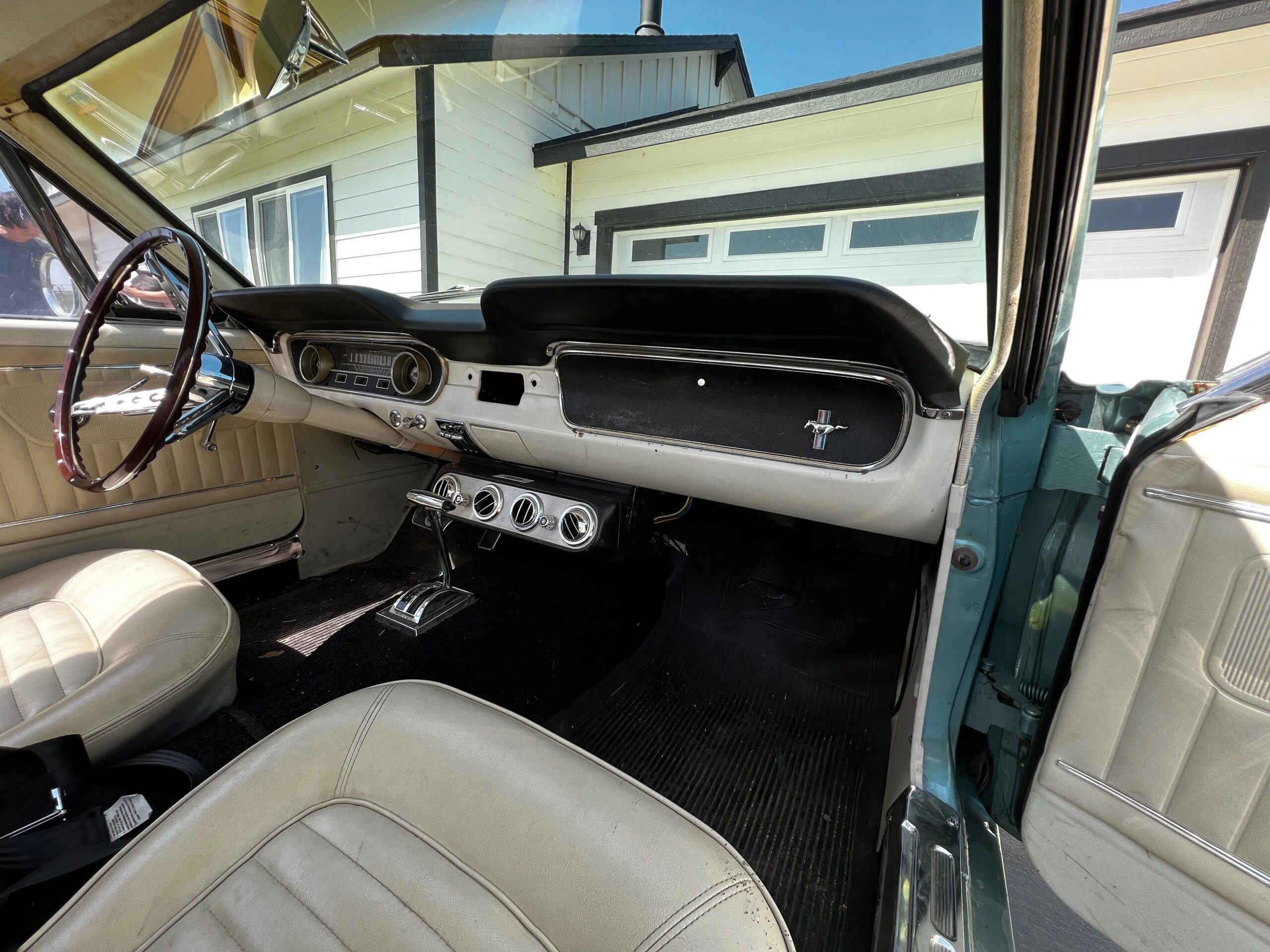 Ford-Mustang-coupe-1965-Turquoise-White-15