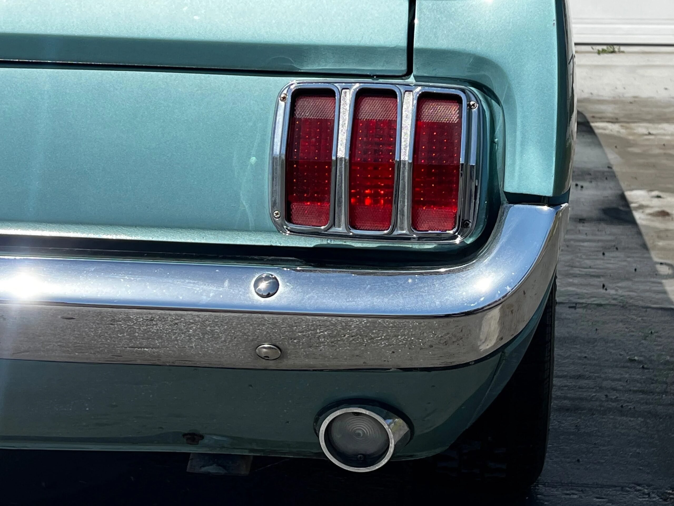 Ford-Mustang-coupe-1965-Turquoise-White-26