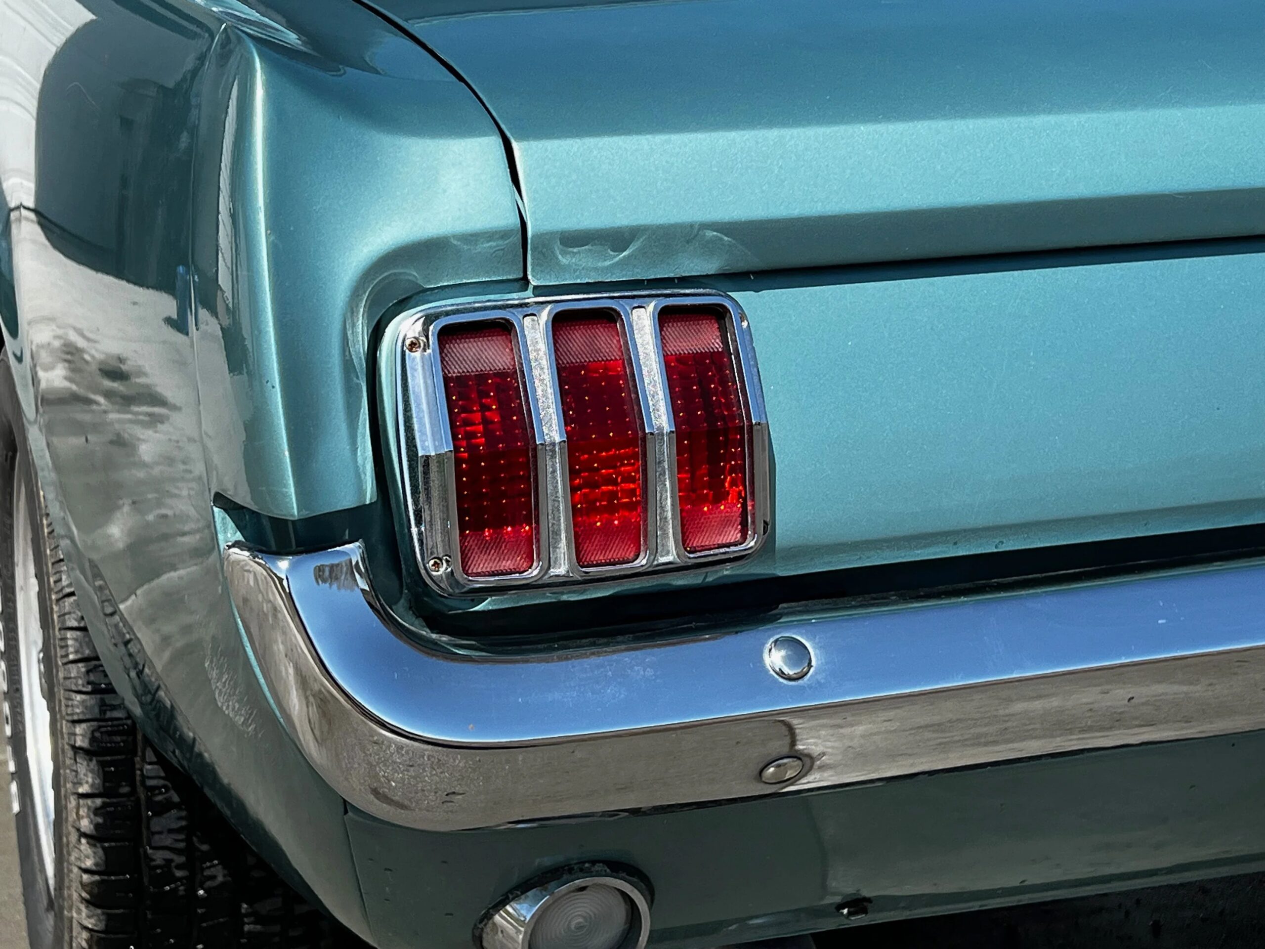 Ford-Mustang-coupe-1965-Turquoise-White-3