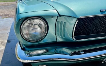 Ford-Mustang-coupe-1965-Turquoise-White