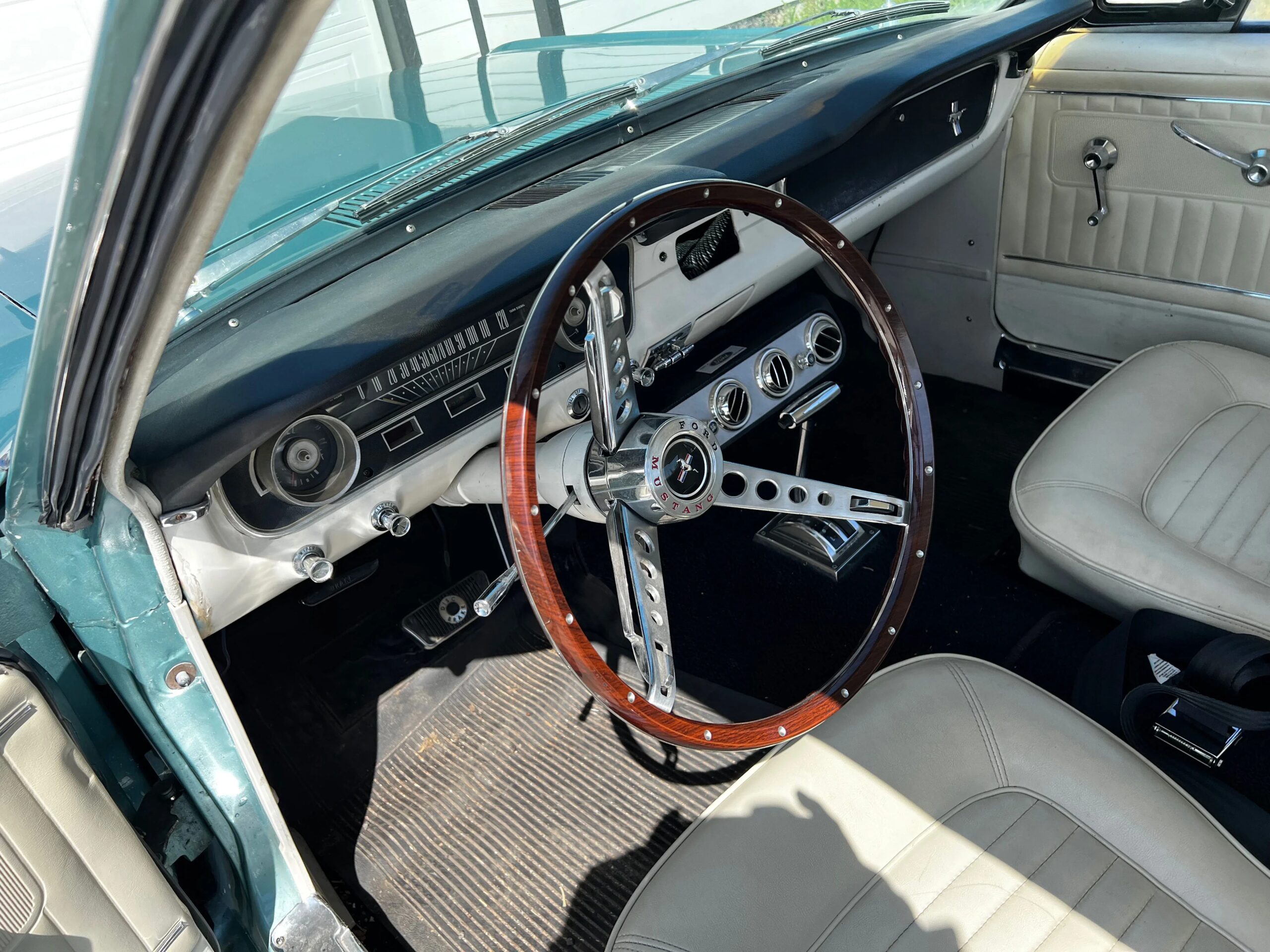 Ford-Mustang-coupe-1965-Turquoise-White-5