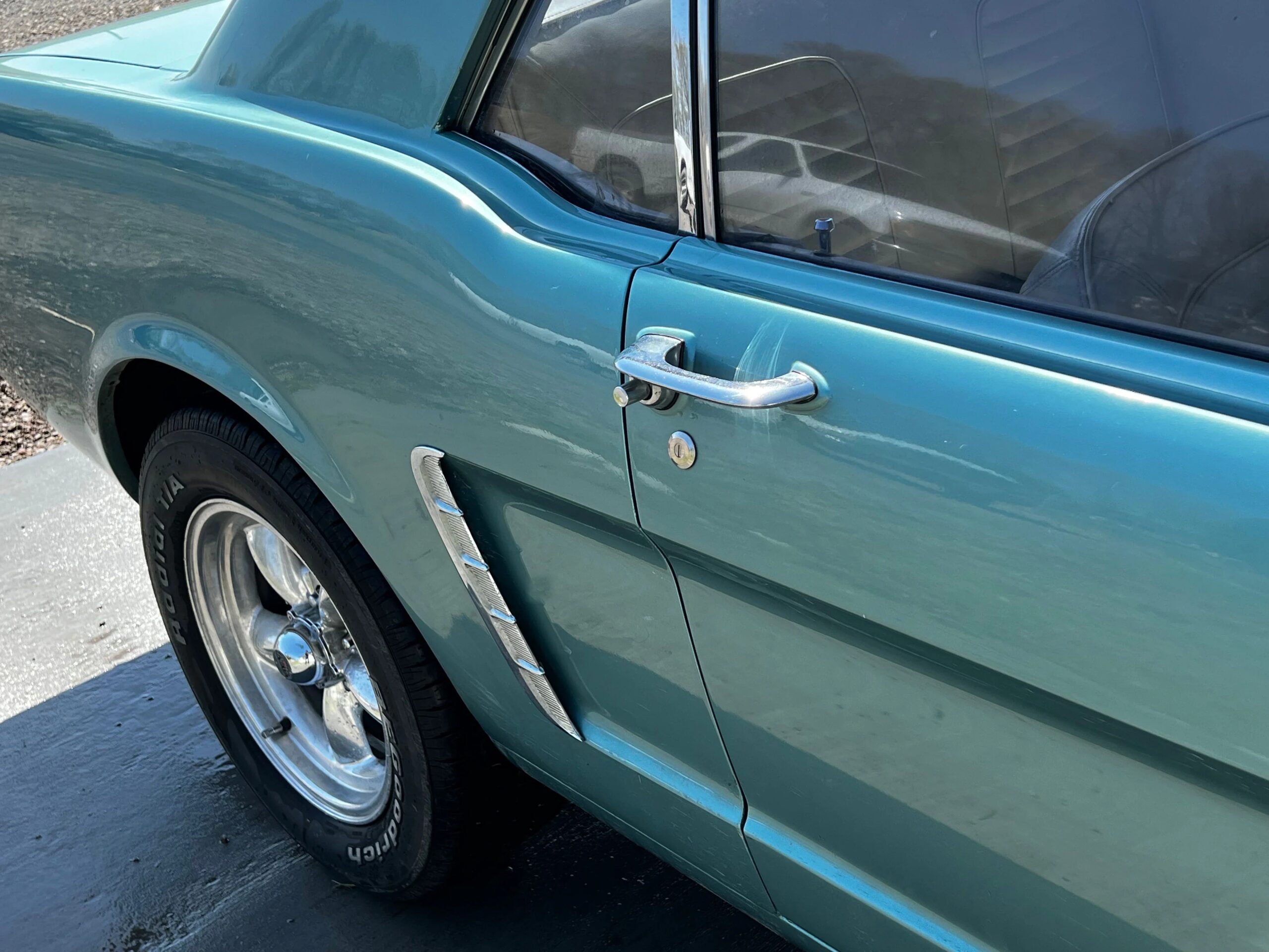 Ford-Mustang-coupe-1965-Turquoise-White-7