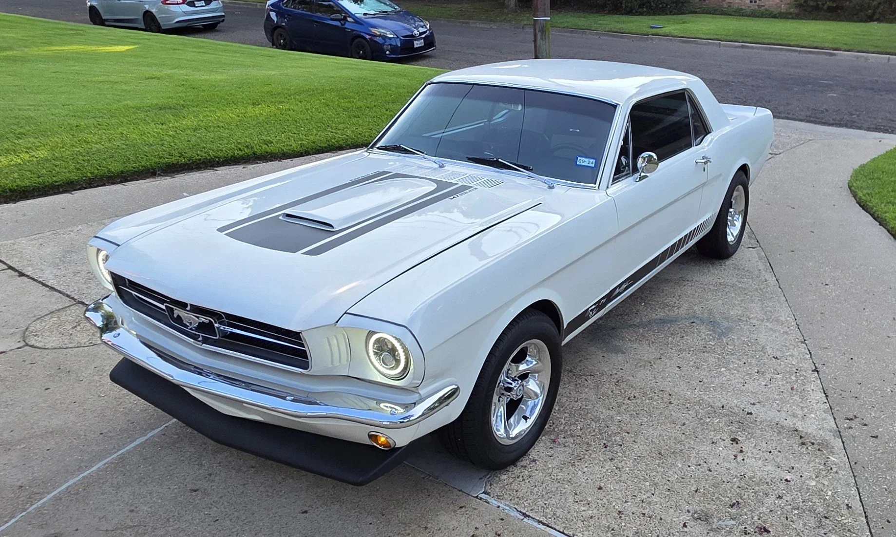 Ford-Mustang-coupe-1965-White-White-1