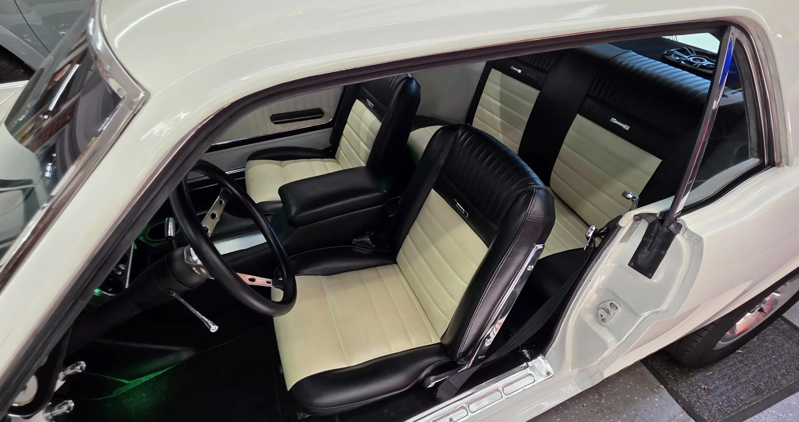 Ford-Mustang-coupe-1965-White-White-16