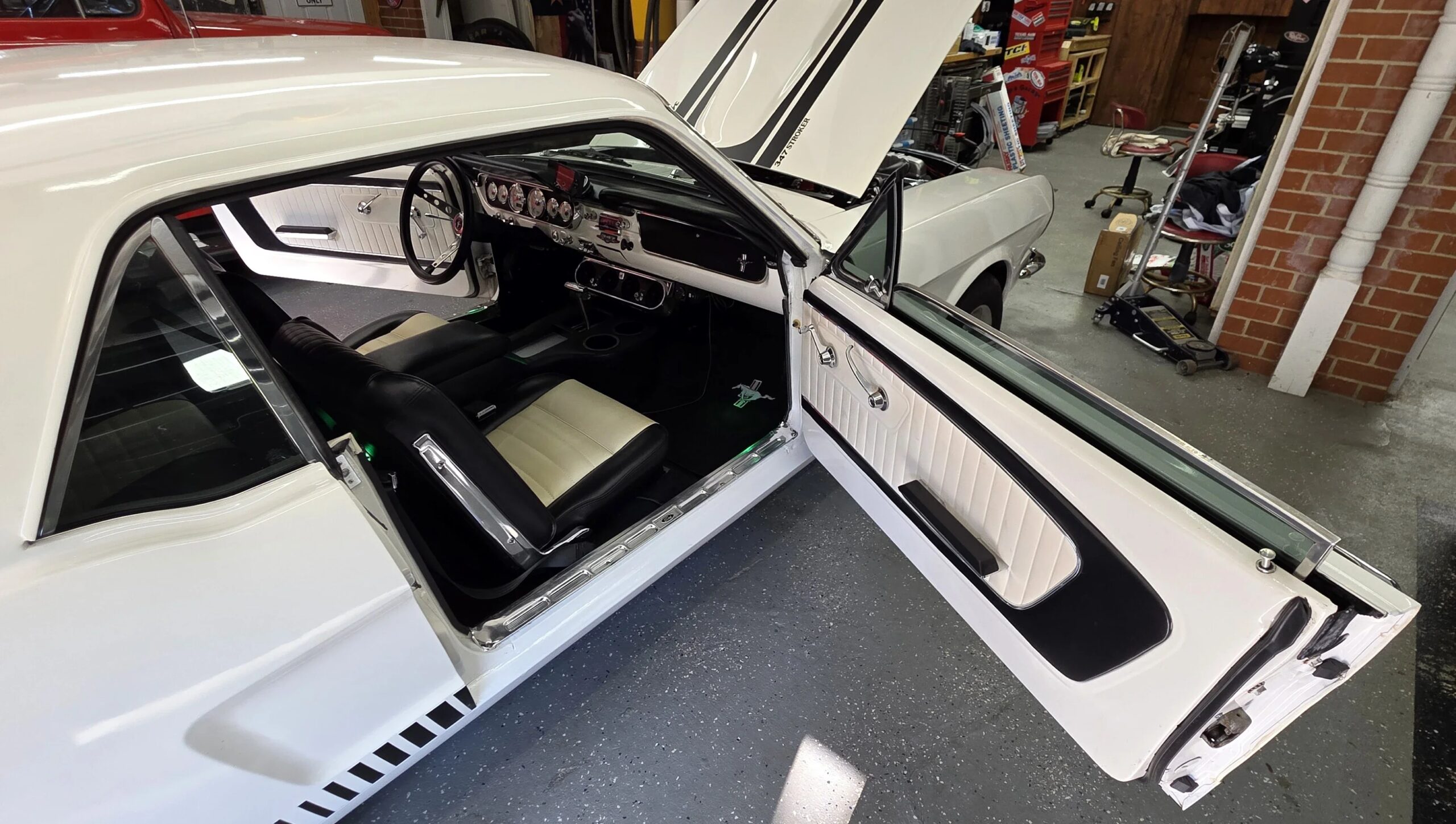 Ford-Mustang-coupe-1965-White-White-17