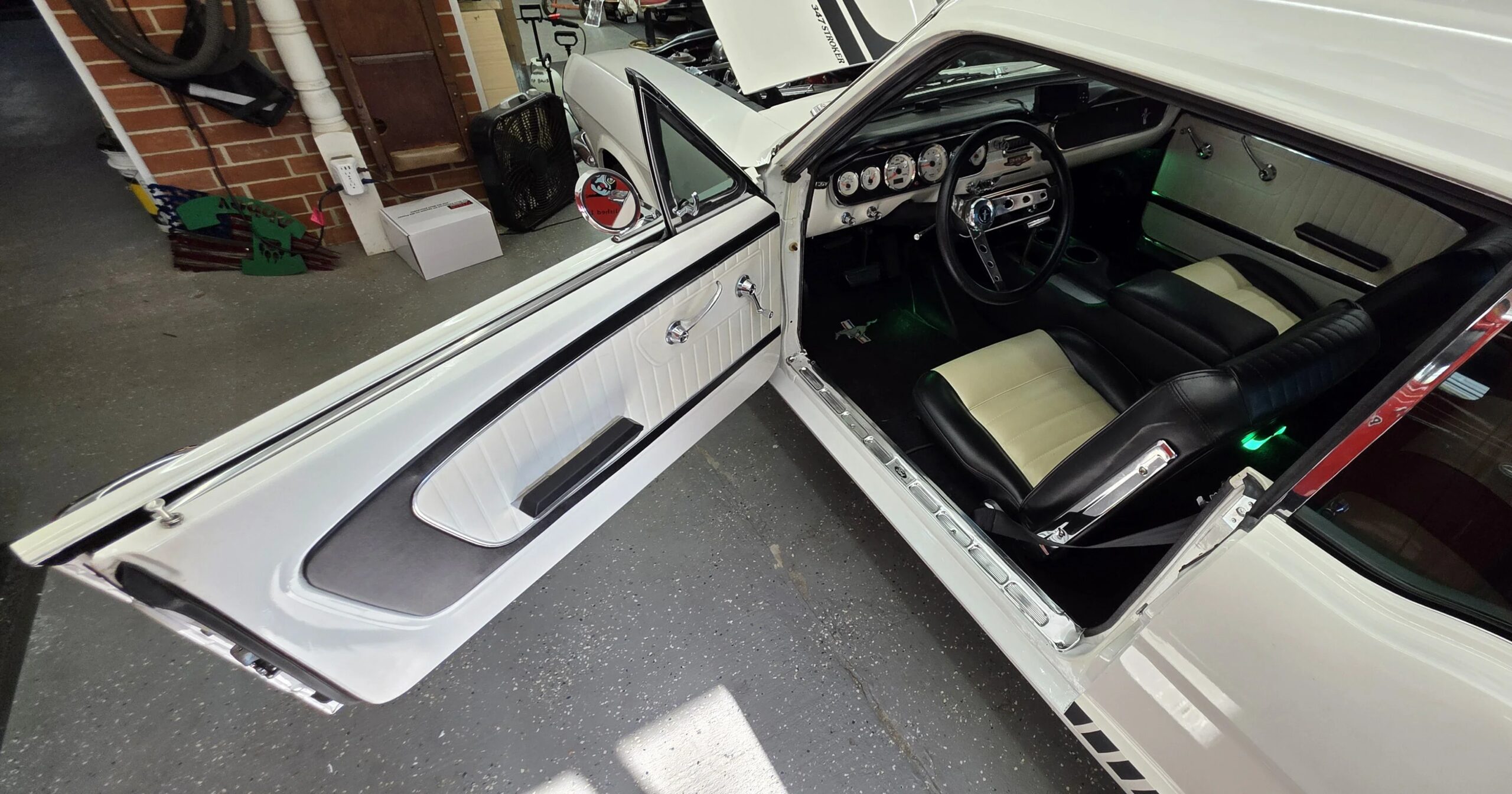 Ford-Mustang-coupe-1965-White-White-18