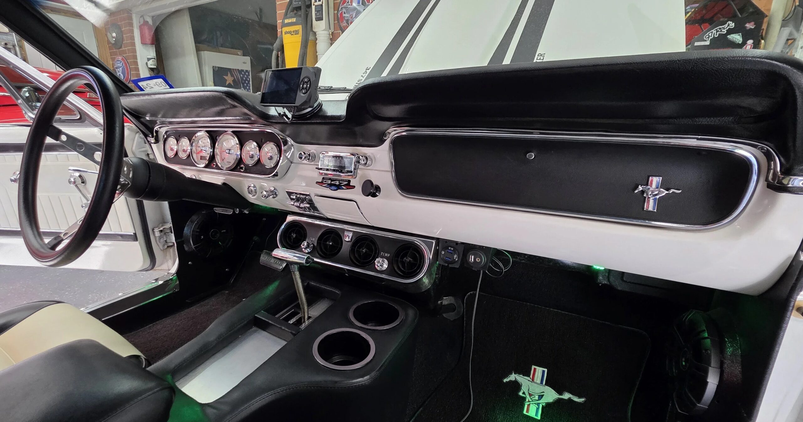 Ford-Mustang-coupe-1965-White-White-19