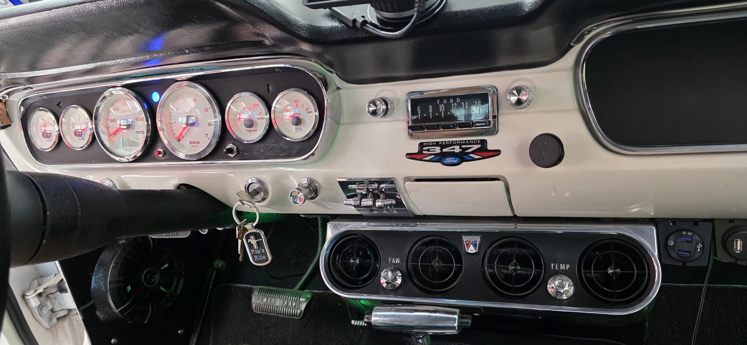 Ford-Mustang-coupe-1965-White-White-29