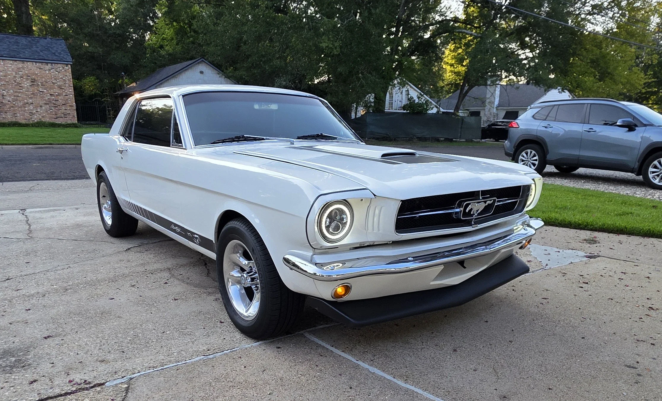 Ford-Mustang-coupe-1965-White-White-33