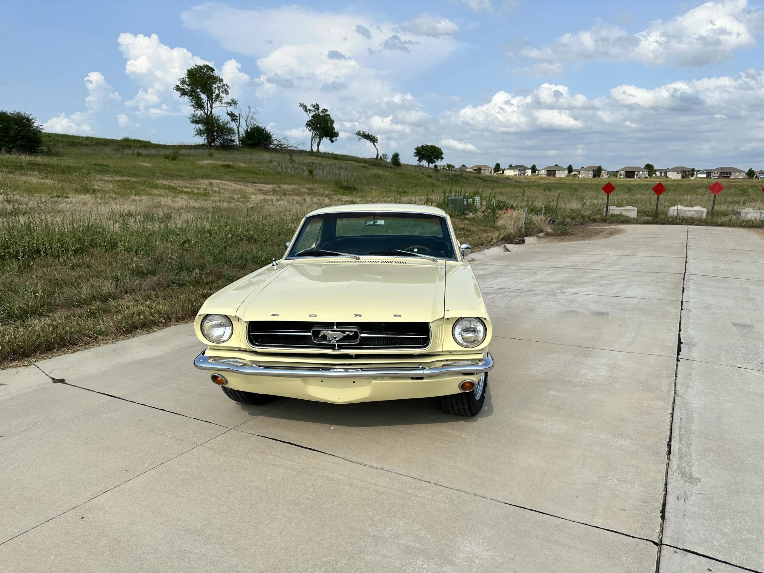 Ford-Mustang-coupe-1965-Yellow-Black-1