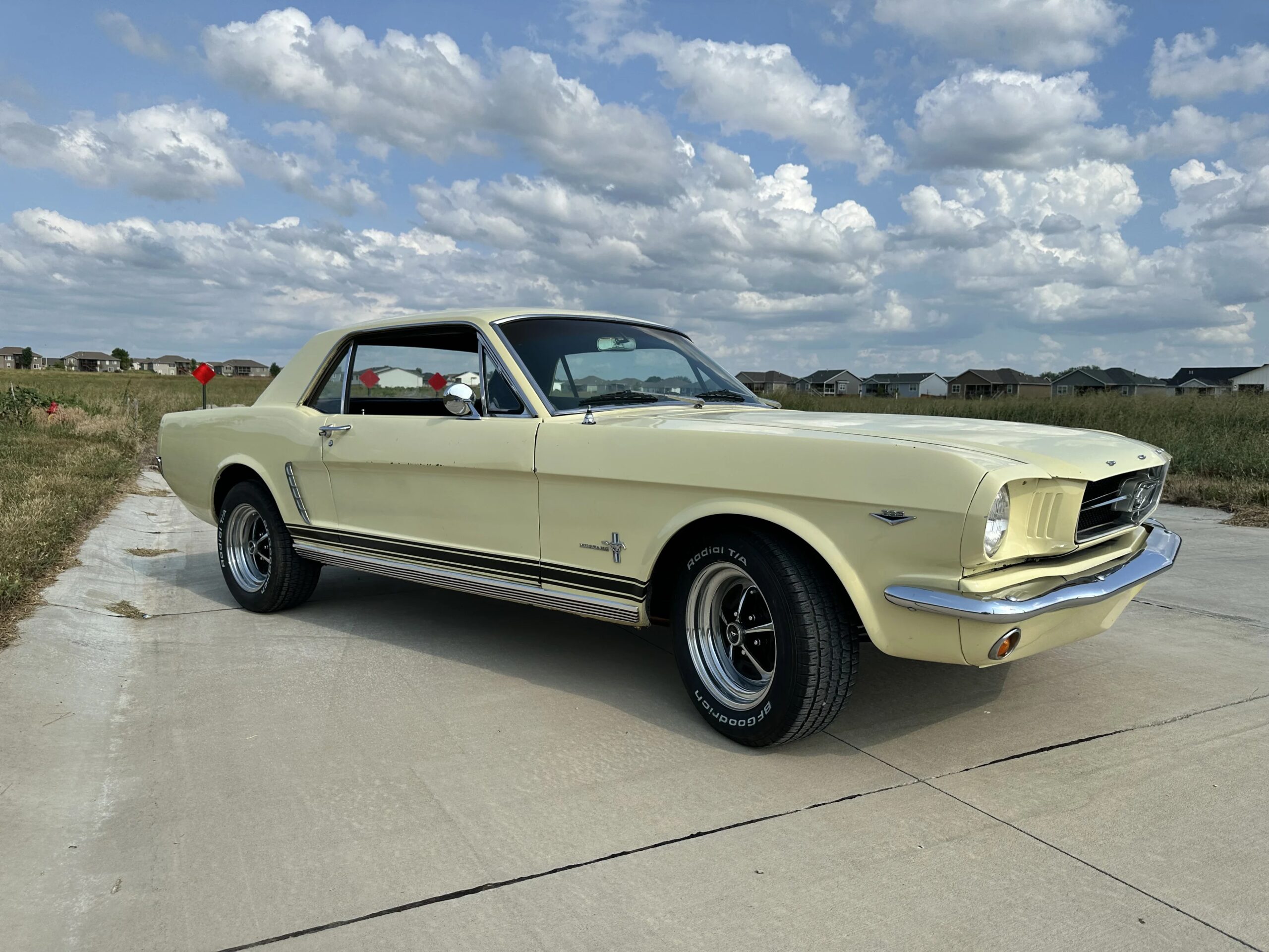 Ford-Mustang-coupe-1965-Yellow-Black-2