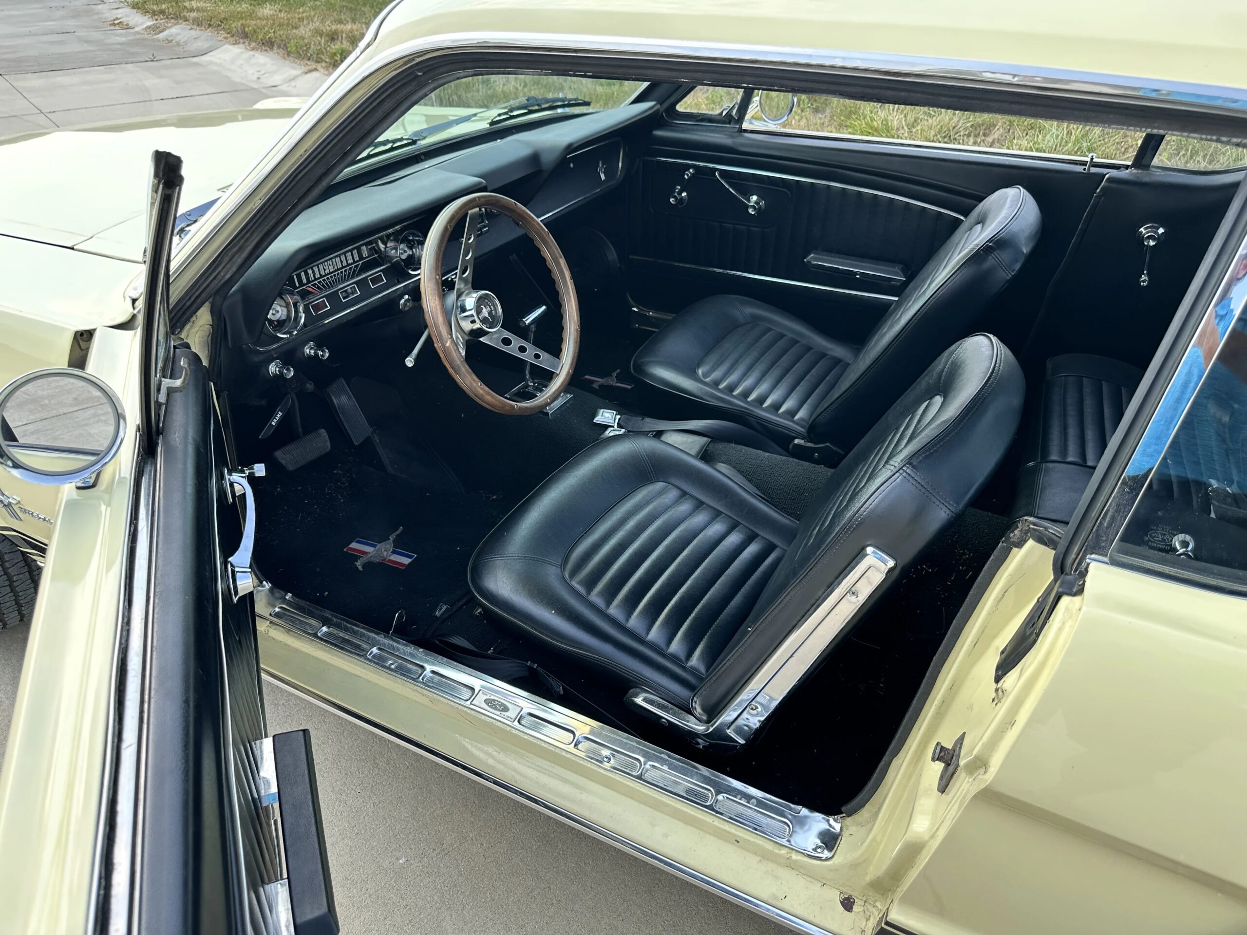 Ford-Mustang-coupe-1965-Yellow-Black-5