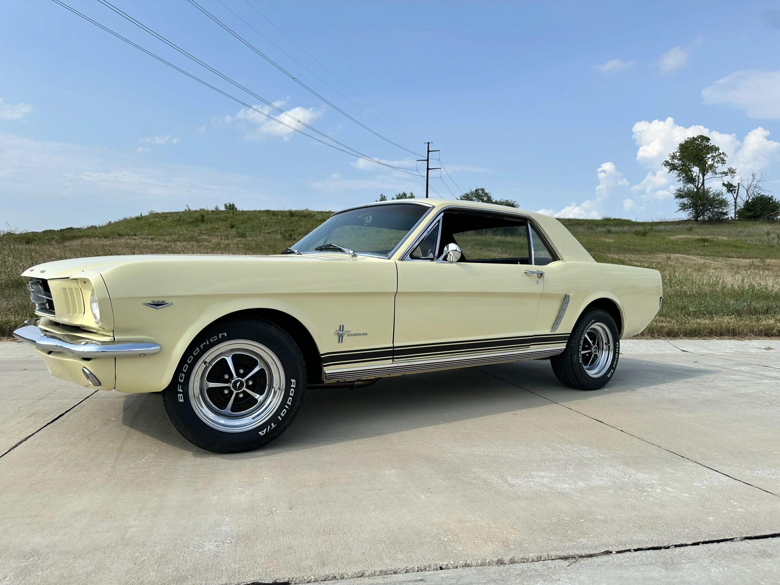 Ford-Mustang-coupe-1965-Yellow-Black