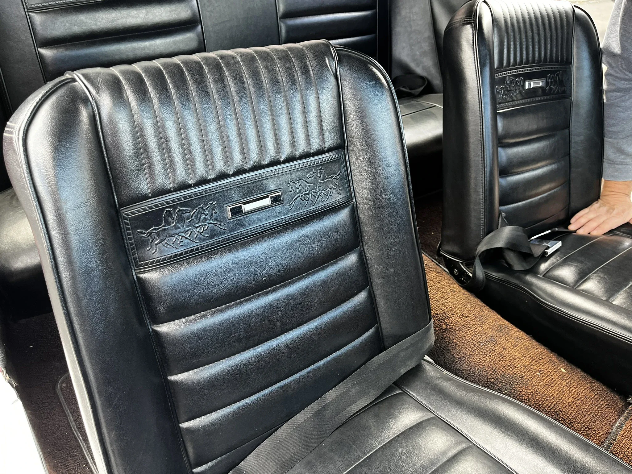 Ford-Mustang-coupe-1966-Burgundy-Black-3