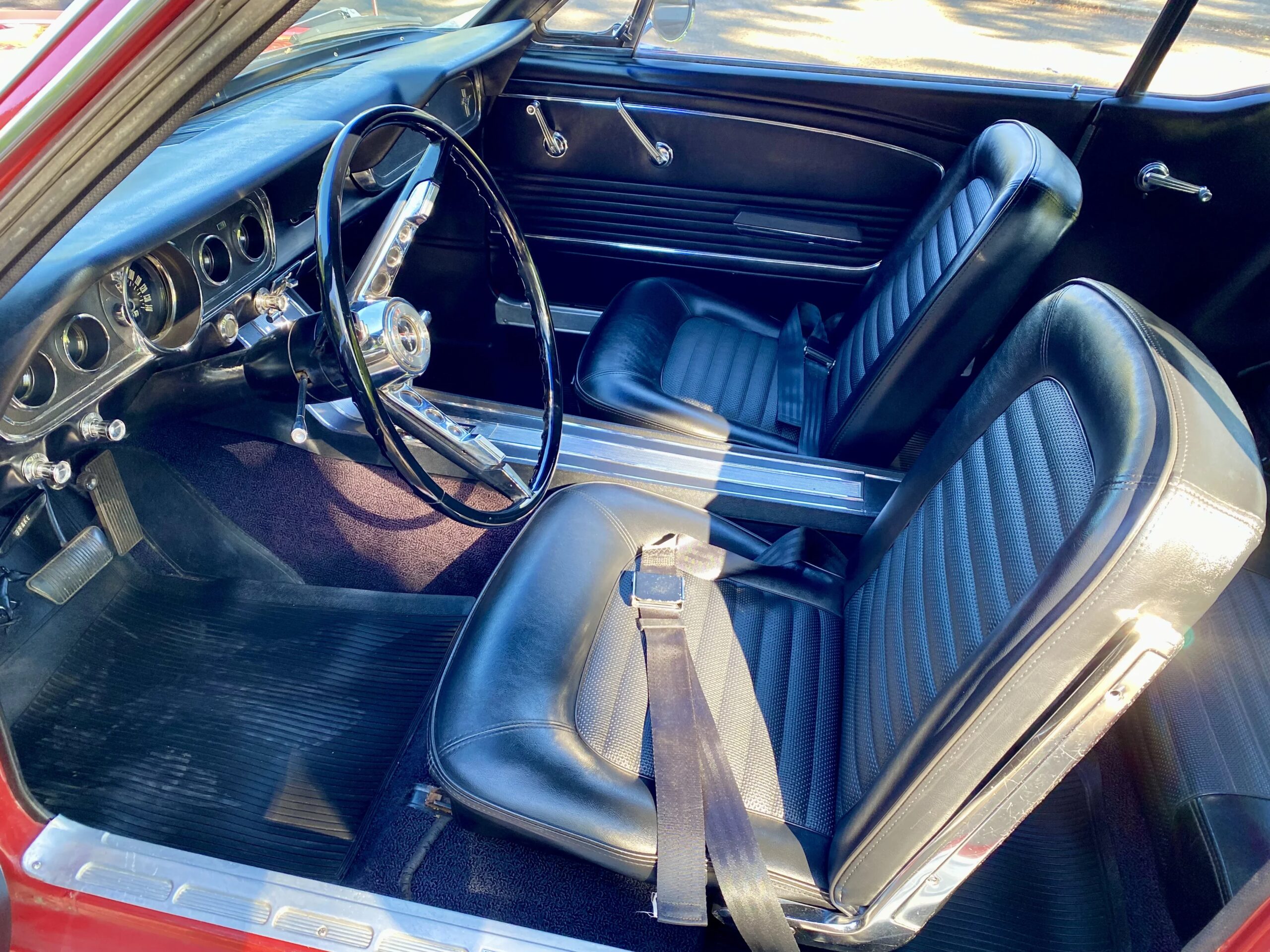 Ford-Mustang-coupe-1966-Red-Black-2