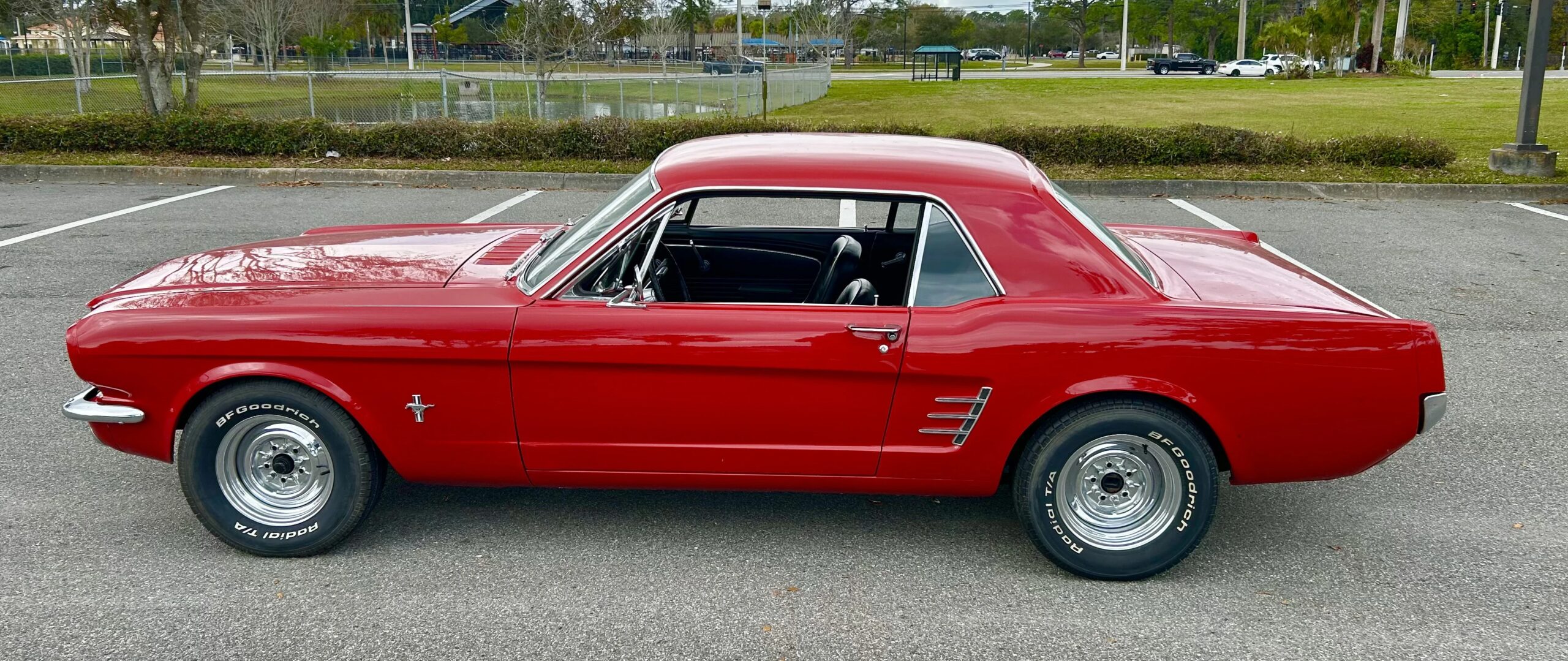 Ford-Mustang-coupe-1966-Red-Black-7
