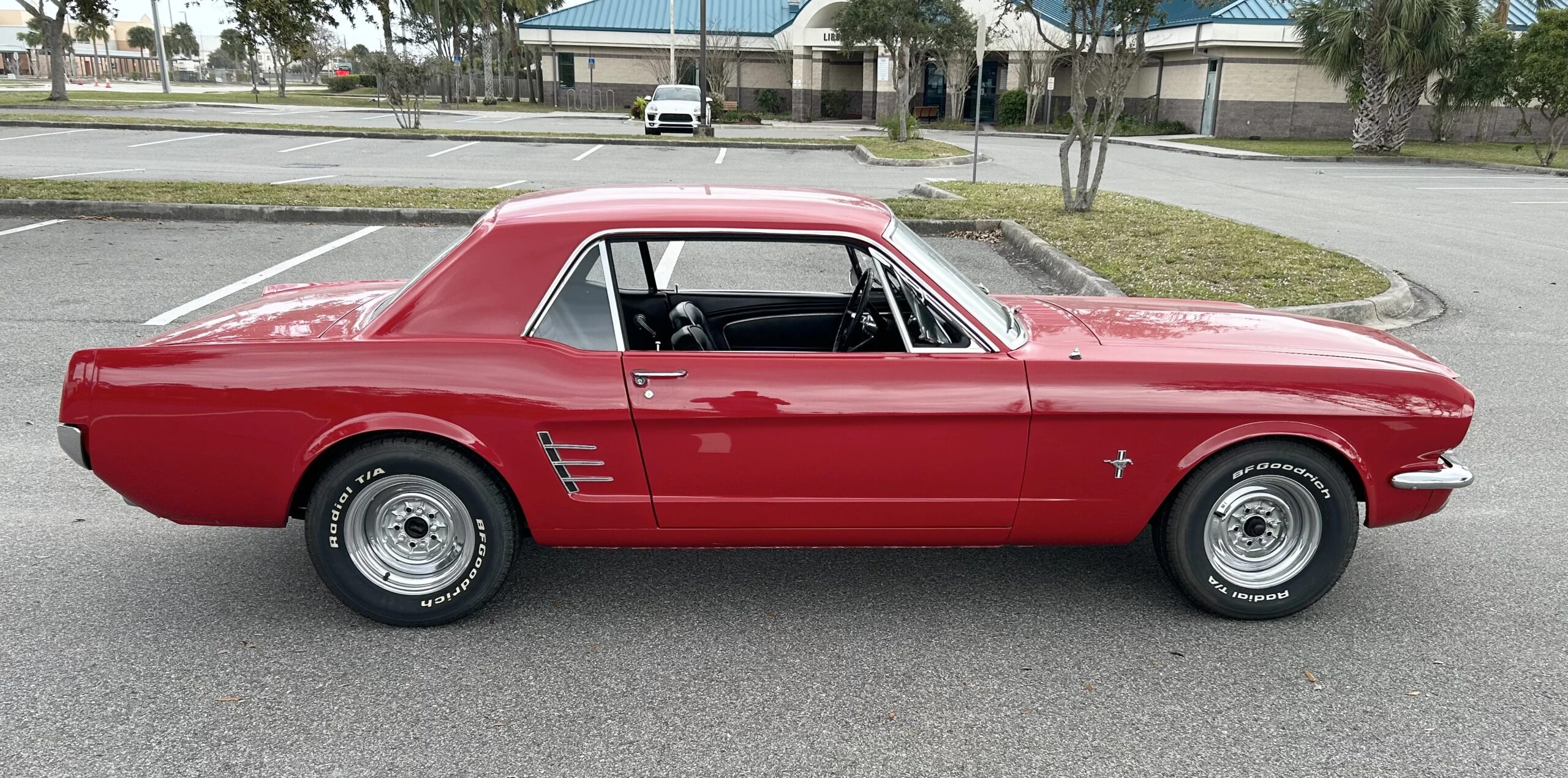Ford-Mustang-coupe-1966-Red-Black-8