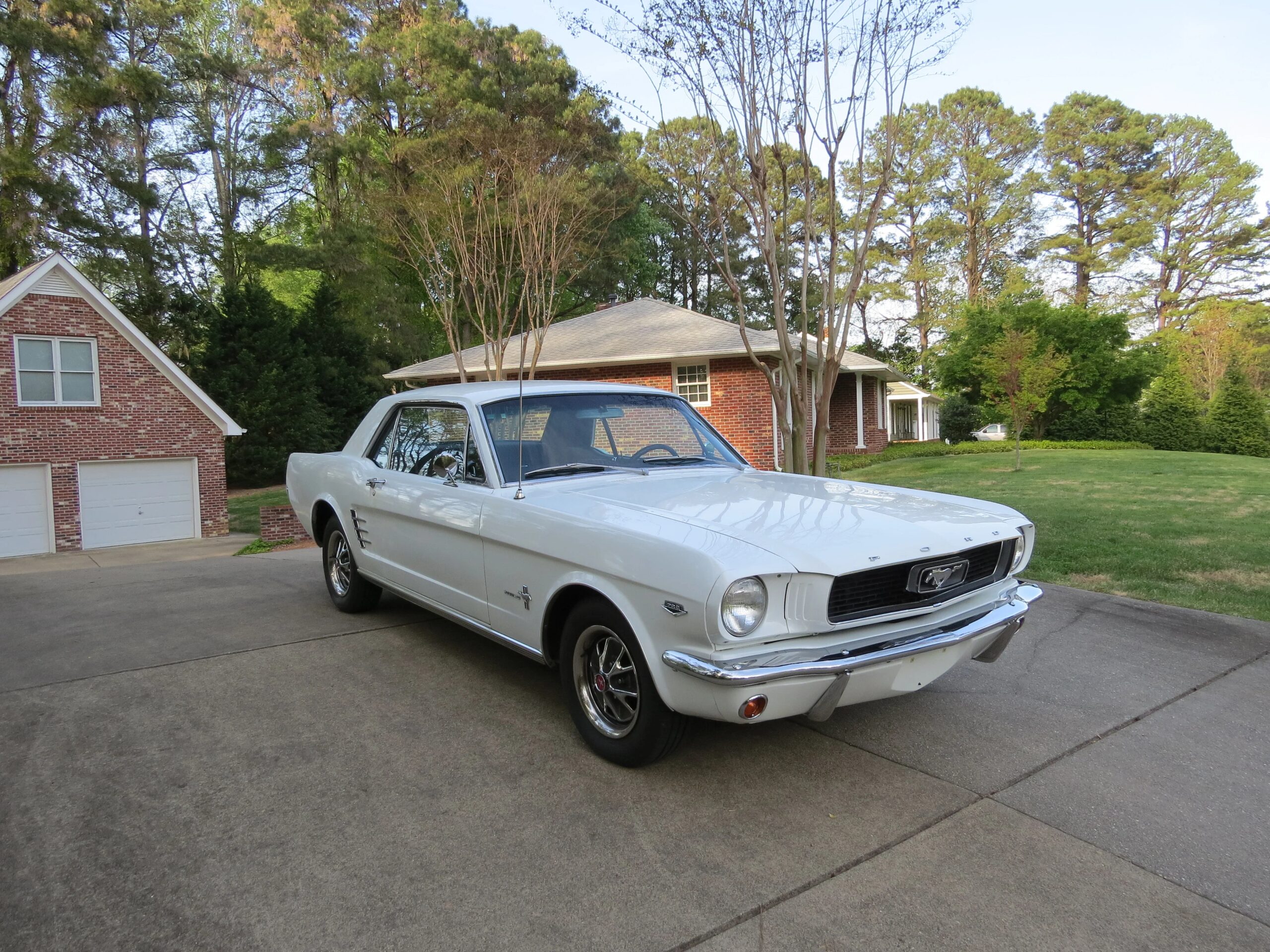 Ford-Mustang-coupe-1966-White-Black-1