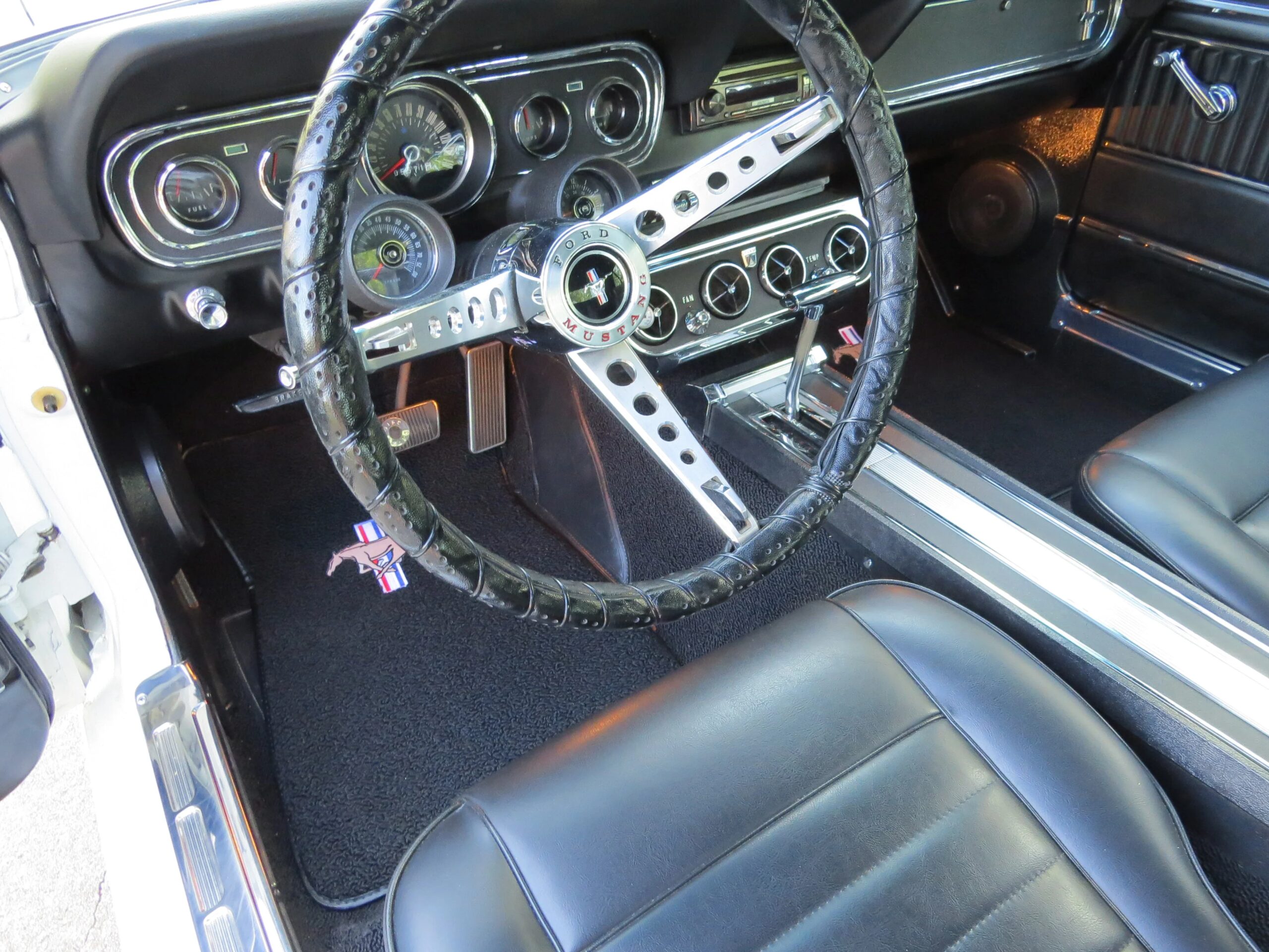 Ford-Mustang-coupe-1966-White-Black-12