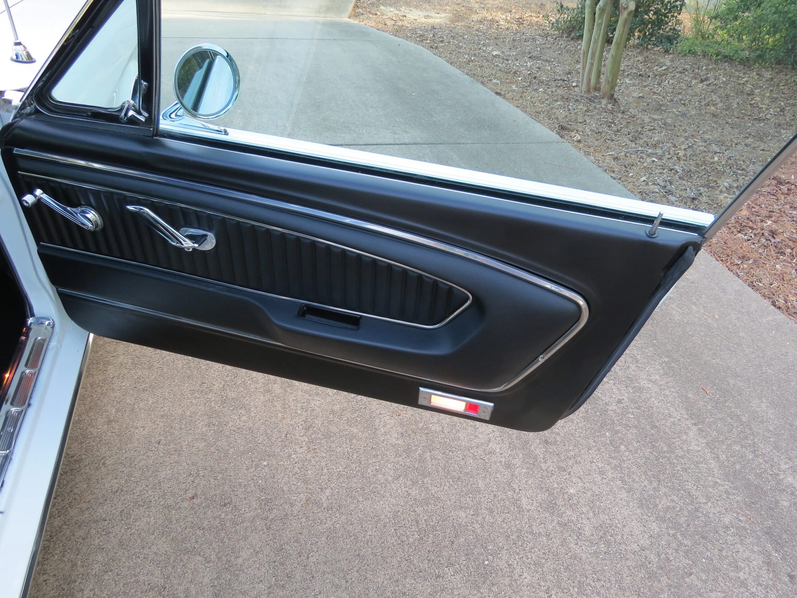 Ford-Mustang-coupe-1966-White-Black-15