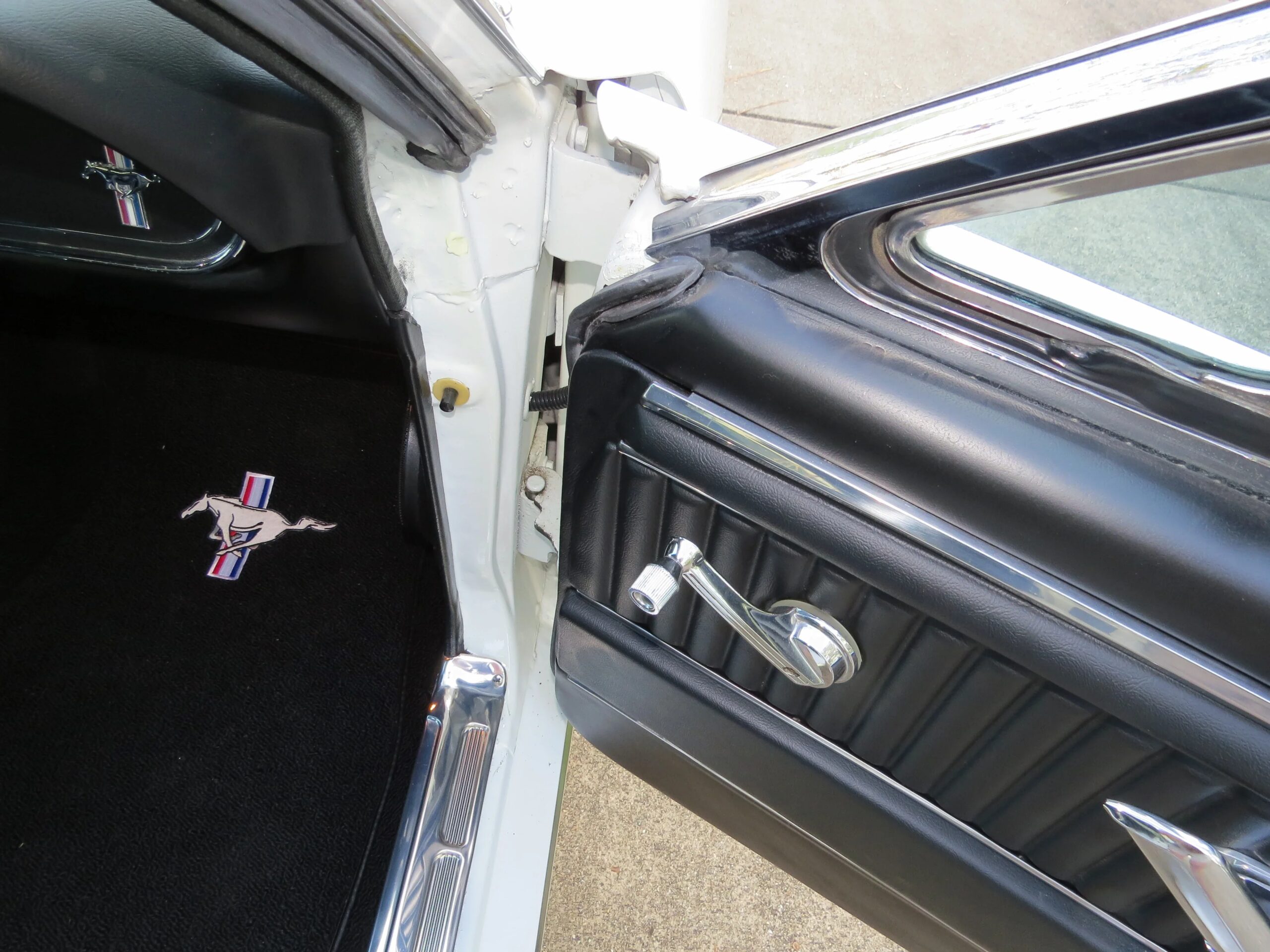 Ford-Mustang-coupe-1966-White-Black-16