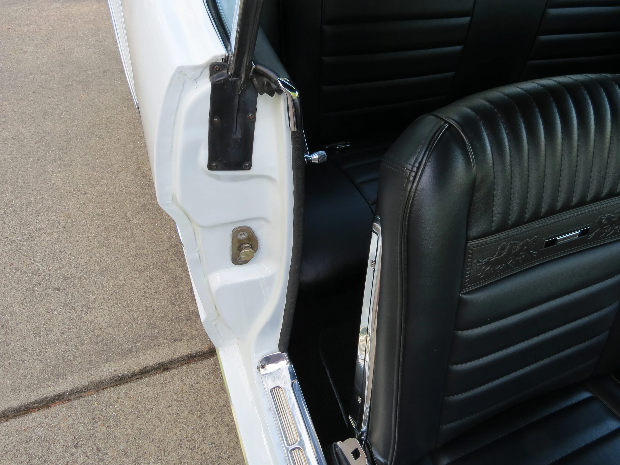 Ford-Mustang-coupe-1966-White-Black-17