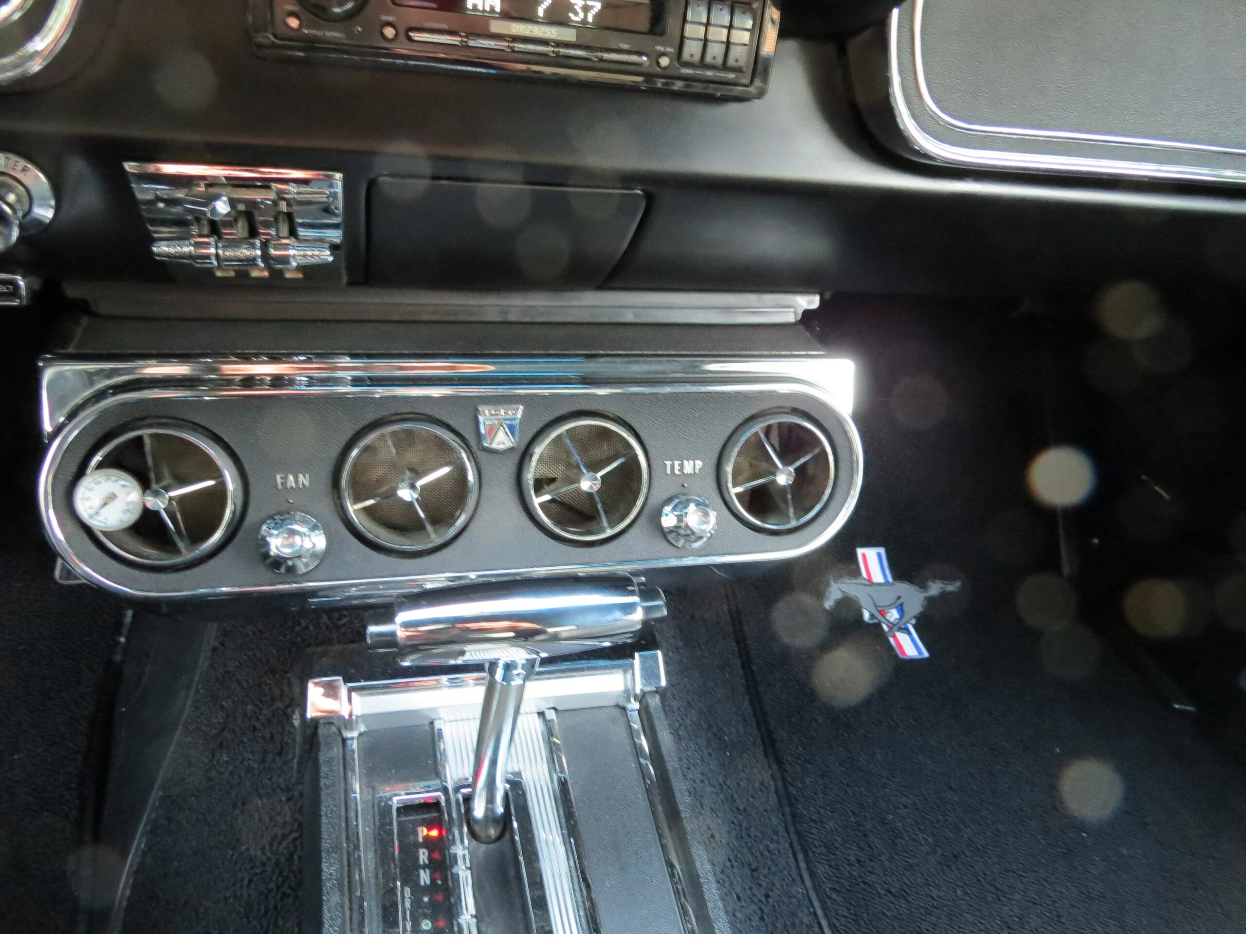 Ford-Mustang-coupe-1966-White-Black-21