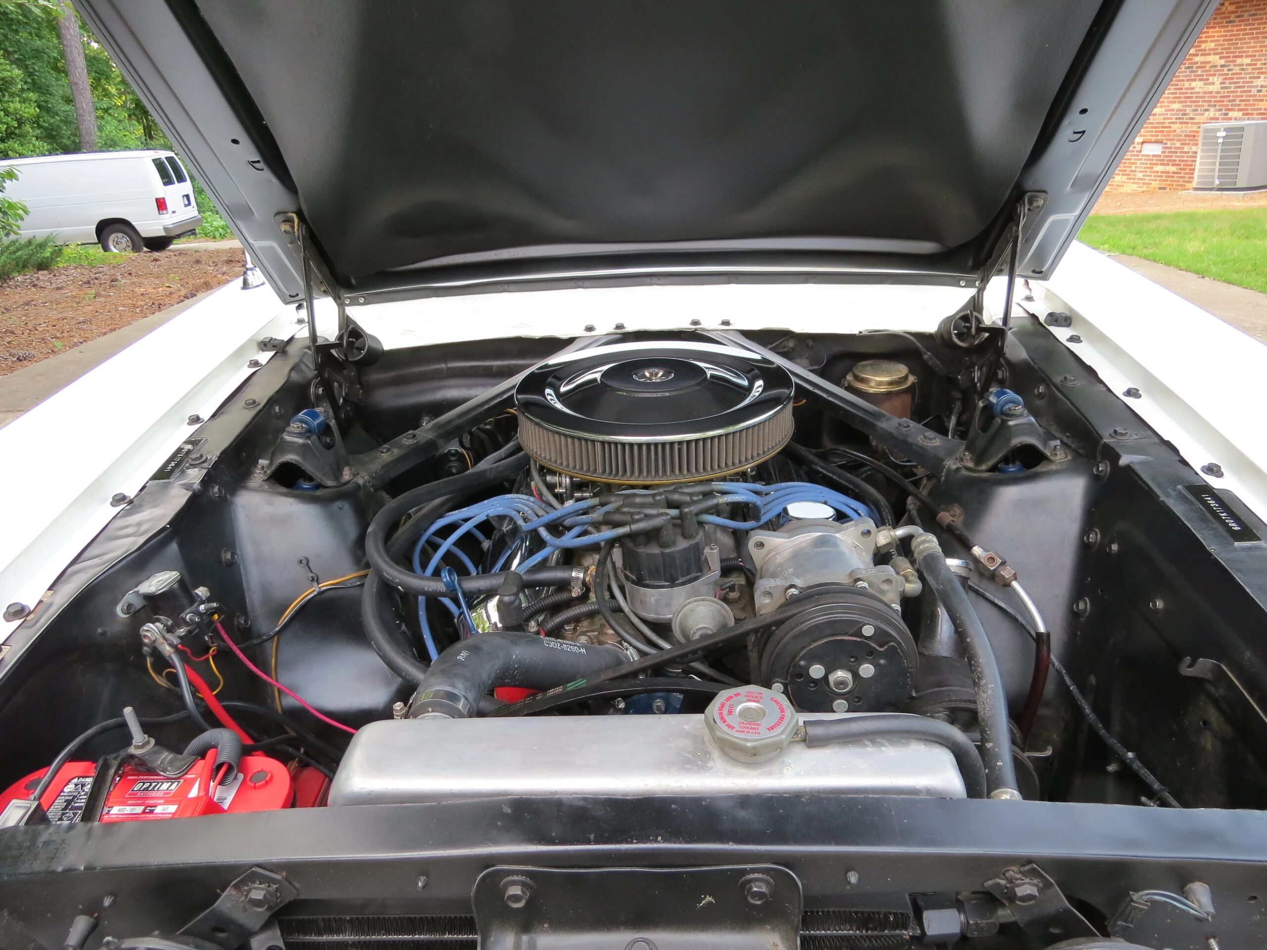 Ford-Mustang-coupe-1966-White-Black-35