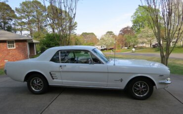 Ford-Mustang-coupe-1966-White-Black