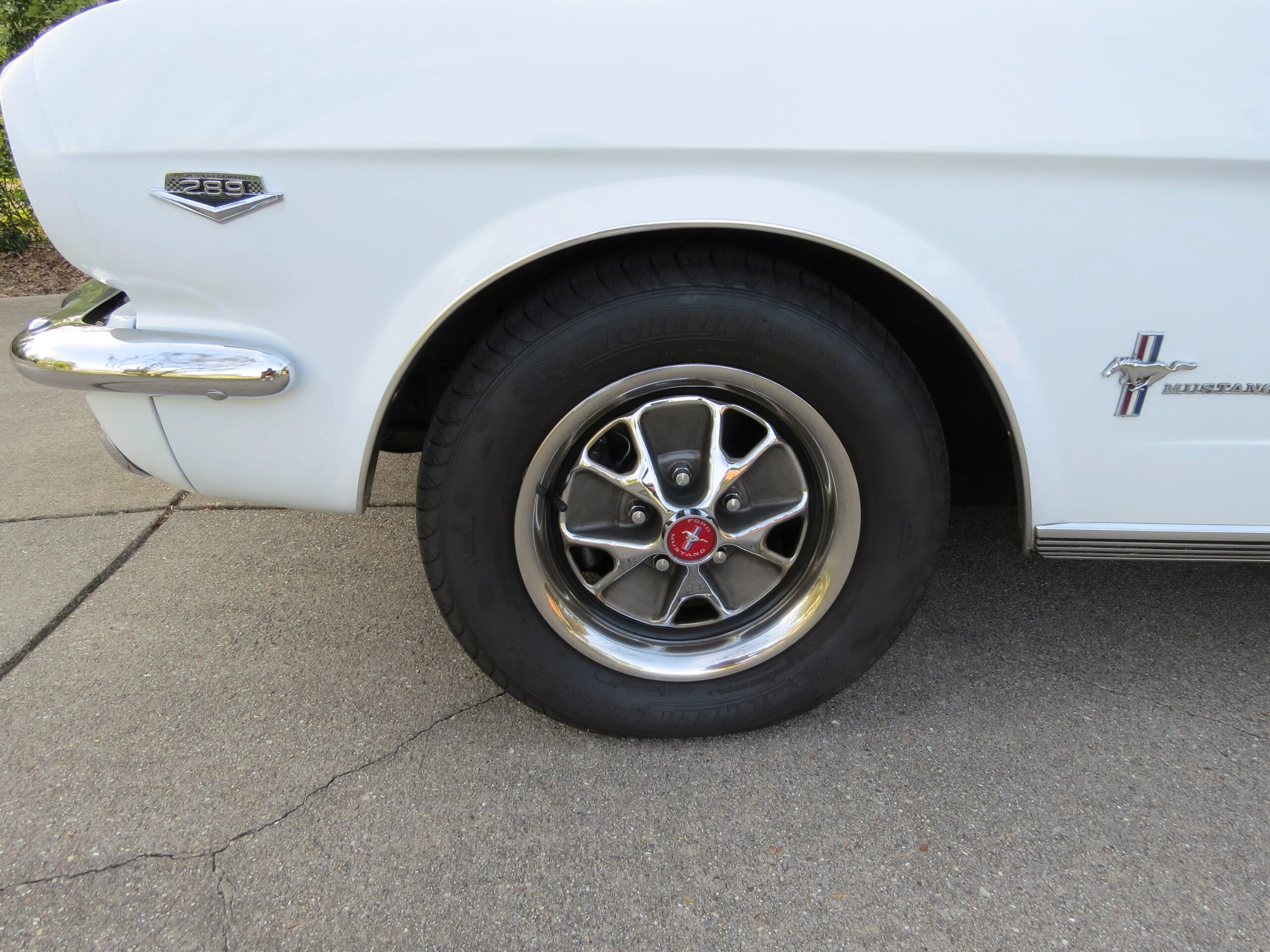 Ford-Mustang-coupe-1966-White-Black-4