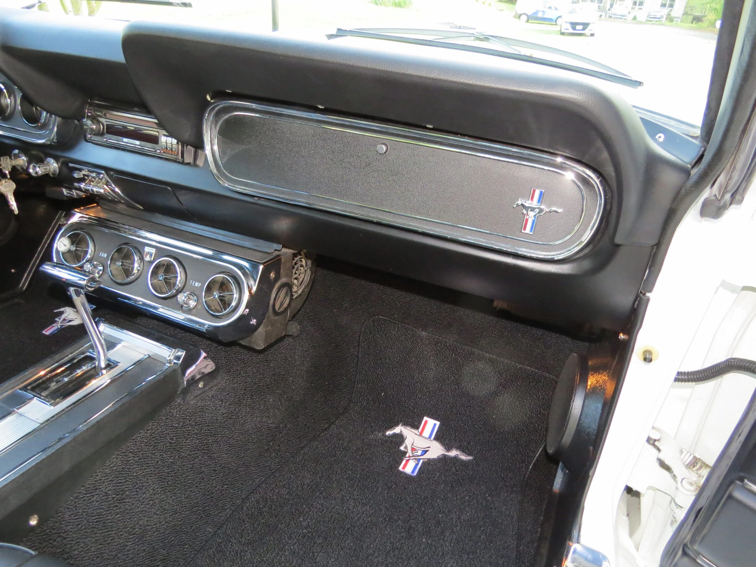 Ford-Mustang-coupe-1966-White-Black-61