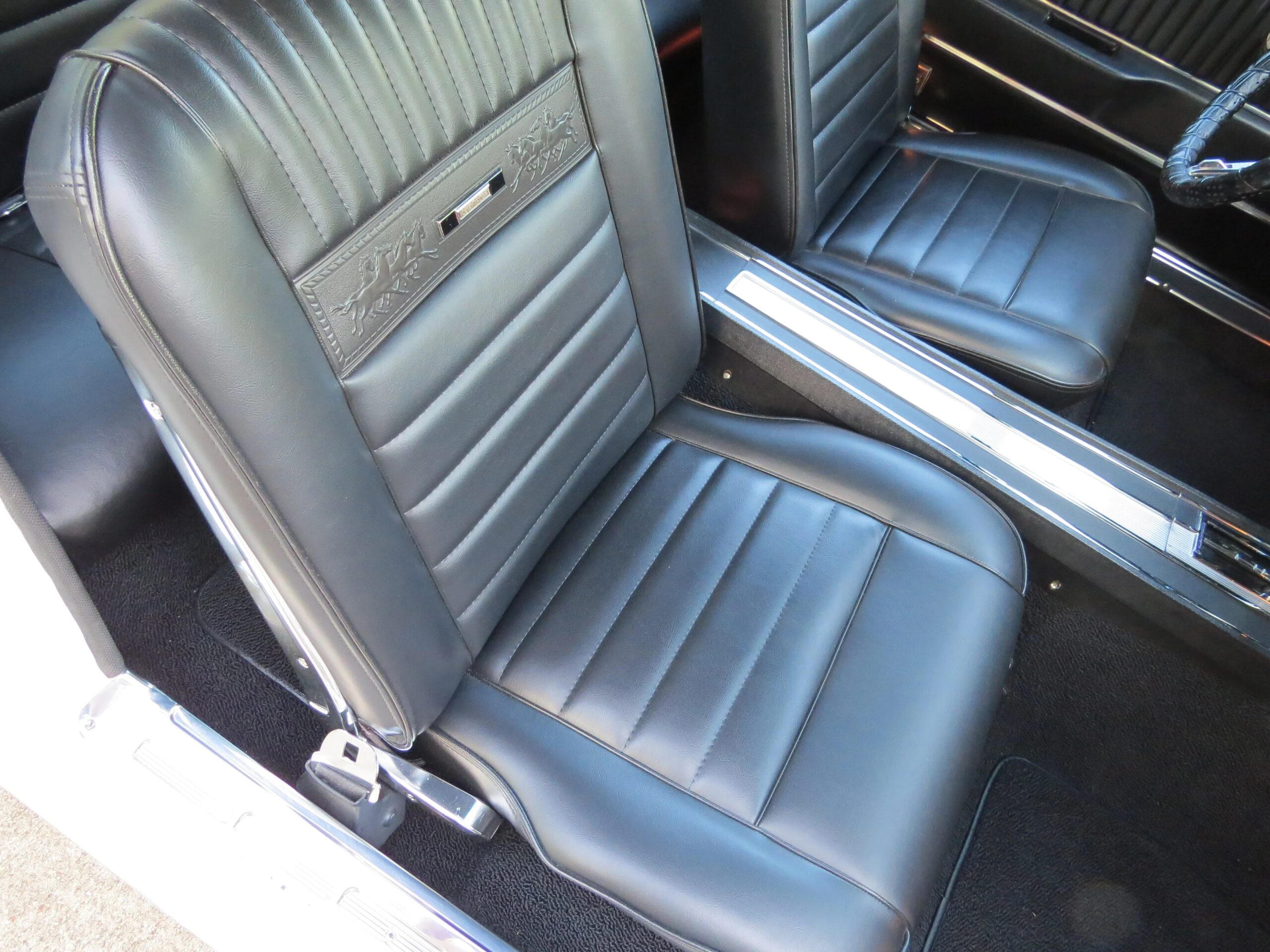 Ford-Mustang-coupe-1966-White-Black-63