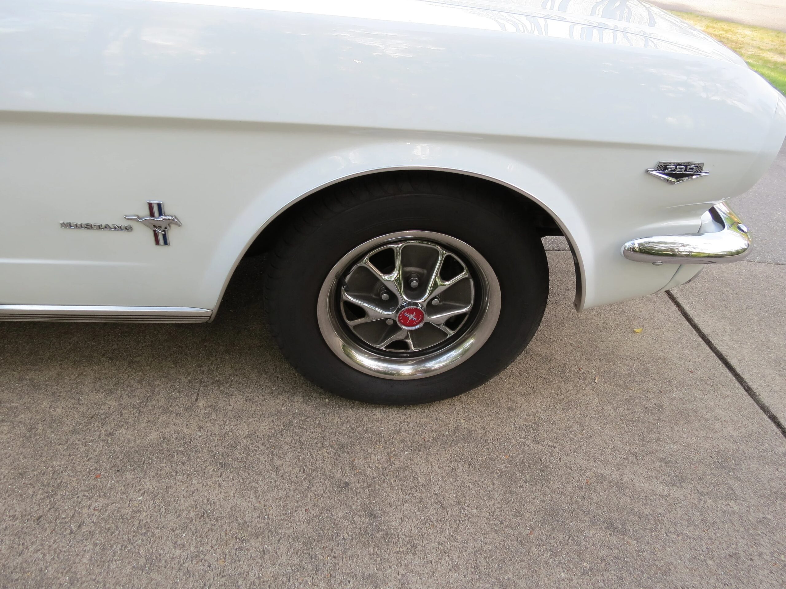 Ford-Mustang-coupe-1966-White-Black-7